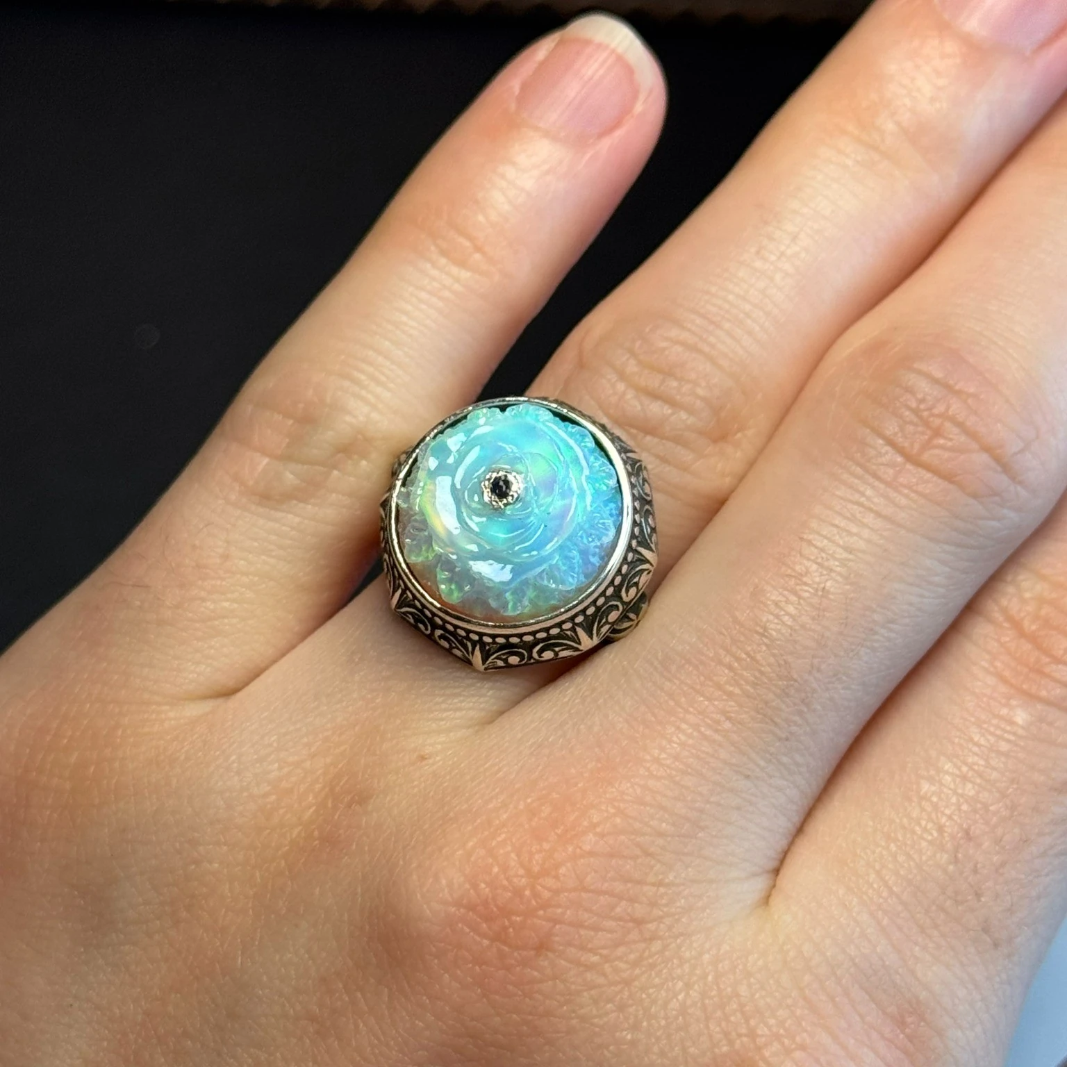 Oyma Nakkaş İşcilikli Beyaz Opal Taşlı 925 Ayar Gümüş Yüzük