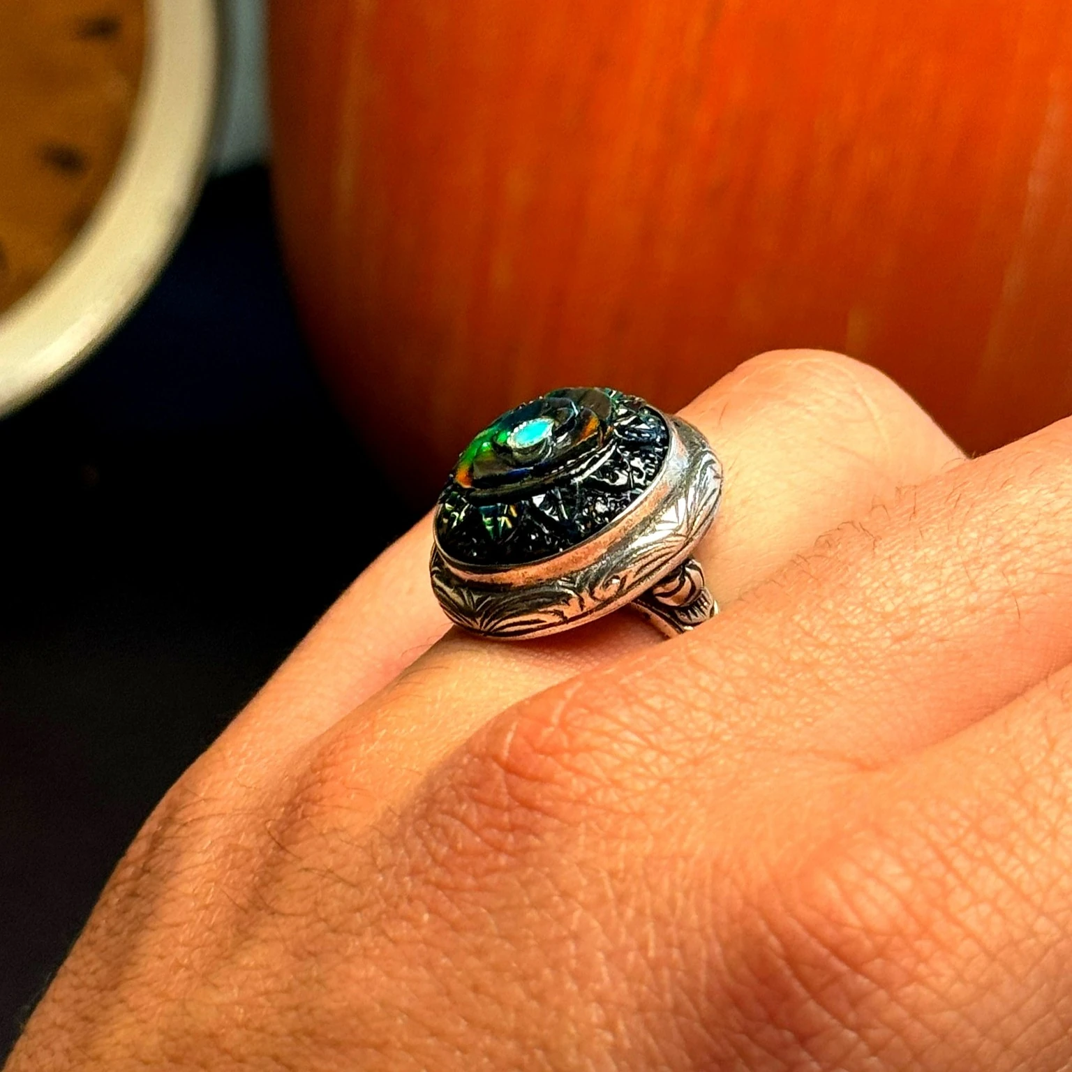 Yuvarlak Oyma İşçilikli Siyah Opal Taşlı 925 Ayar Gümüş Yüzük