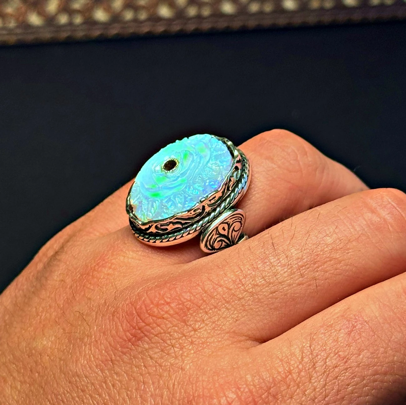 Beyaz Opal Oyma Nakkaş İşçiliği 925 Ayar Gümüş Yüzük