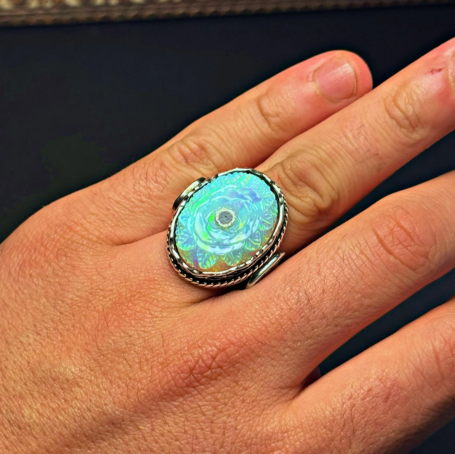 Beyaz Opal Oyma Nakkaş İşçiliği 925 Ayar Gümüş Yüzük