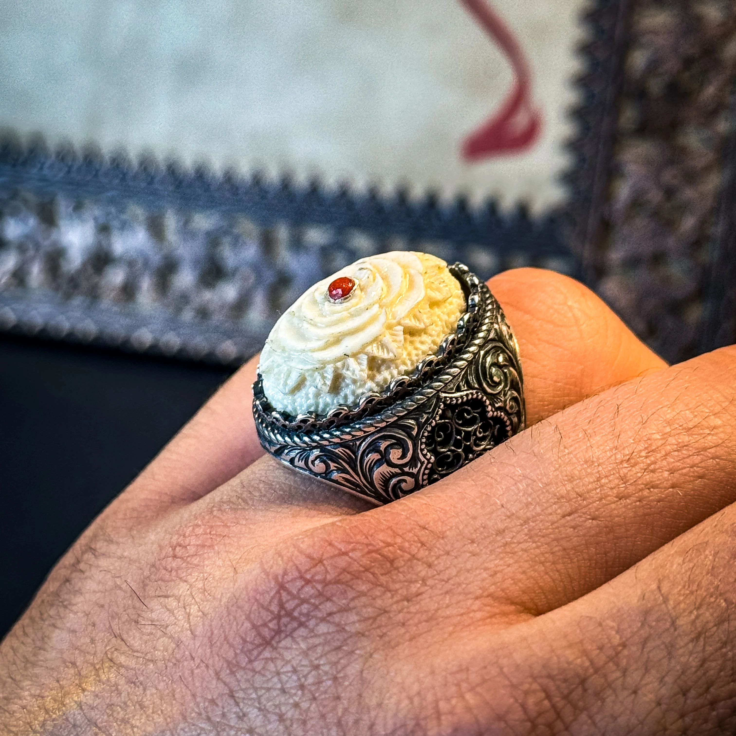 Doğaltaş Oyma Nakkaş İşçilikli Tunus Mercanı Kakma 925 Ayar Gümüş Yüzük