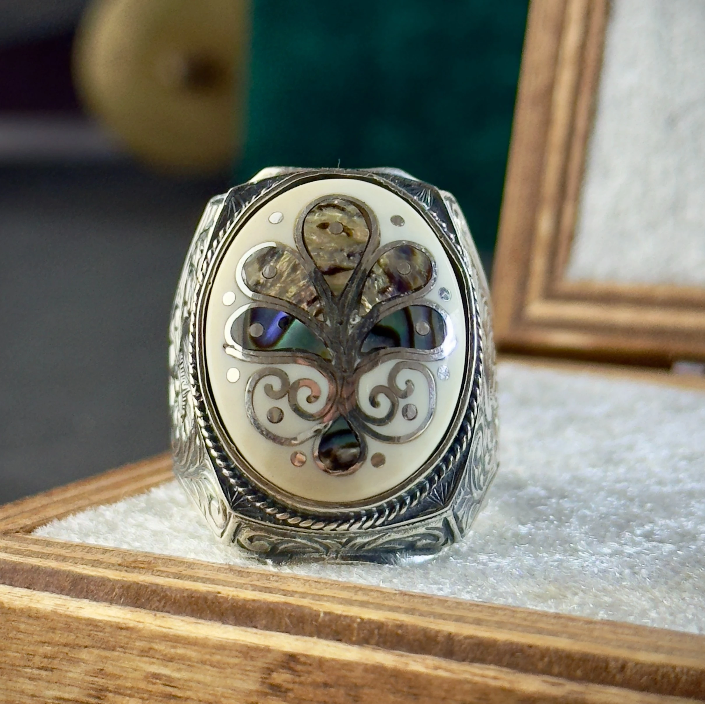 Işığın İzinde – Abalon Sedef Kakma ve 1000 Ayar Telkari İşlemeli 925 Ayar Gümüş Yüzük