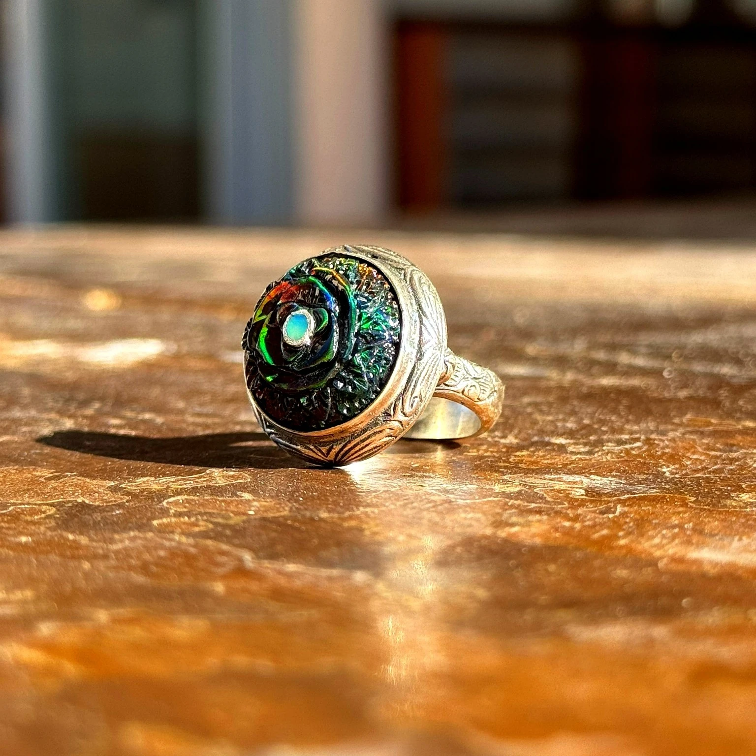 Yuvarlak Oyma İşçilikli Siyah Opal Taşlı 925 Ayar Gümüş Yüzük