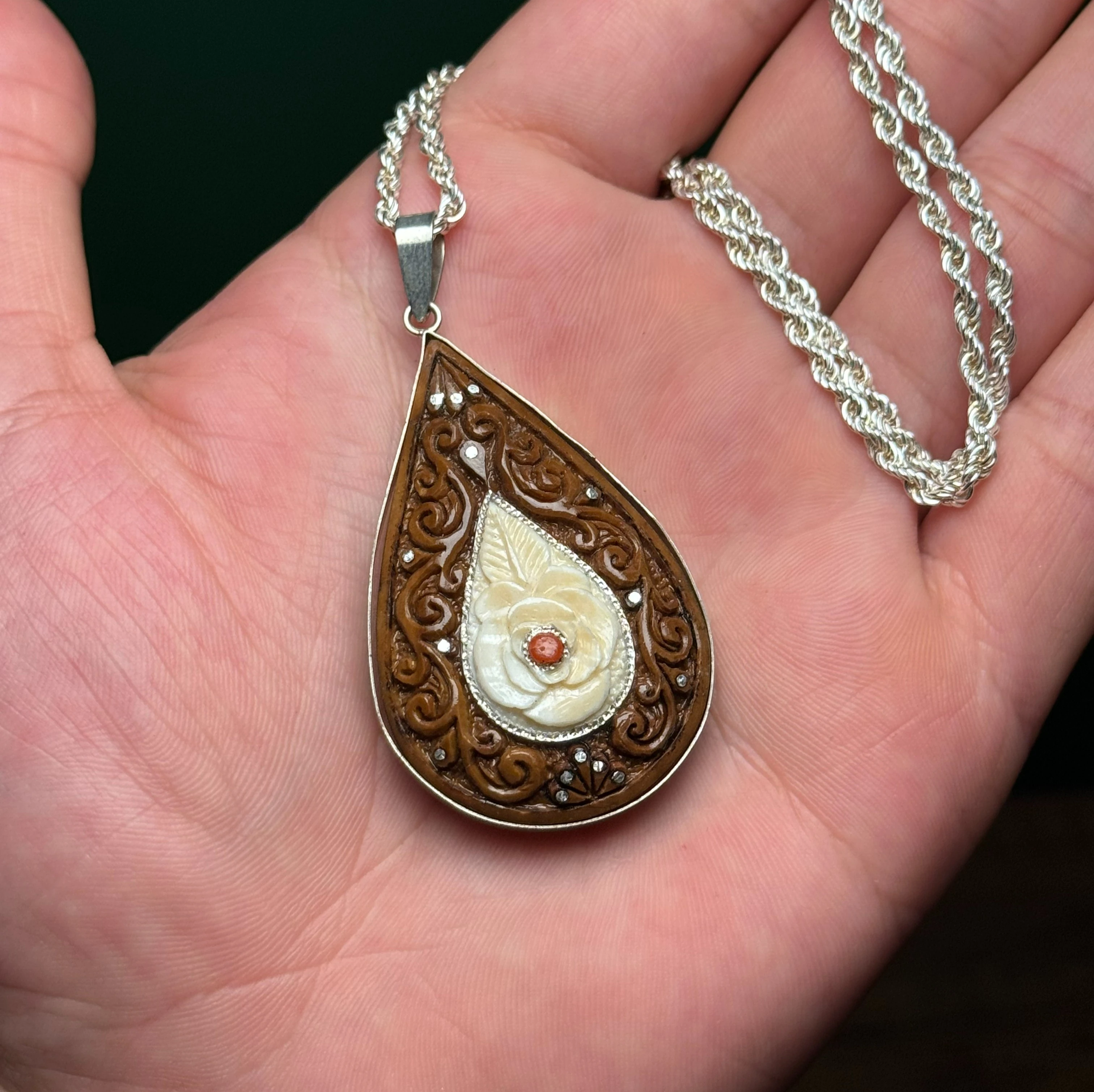 Fevkalade Koleksiyonu – Kuka Oyma & Tunus Mercanlı Nakkaş Kolyе