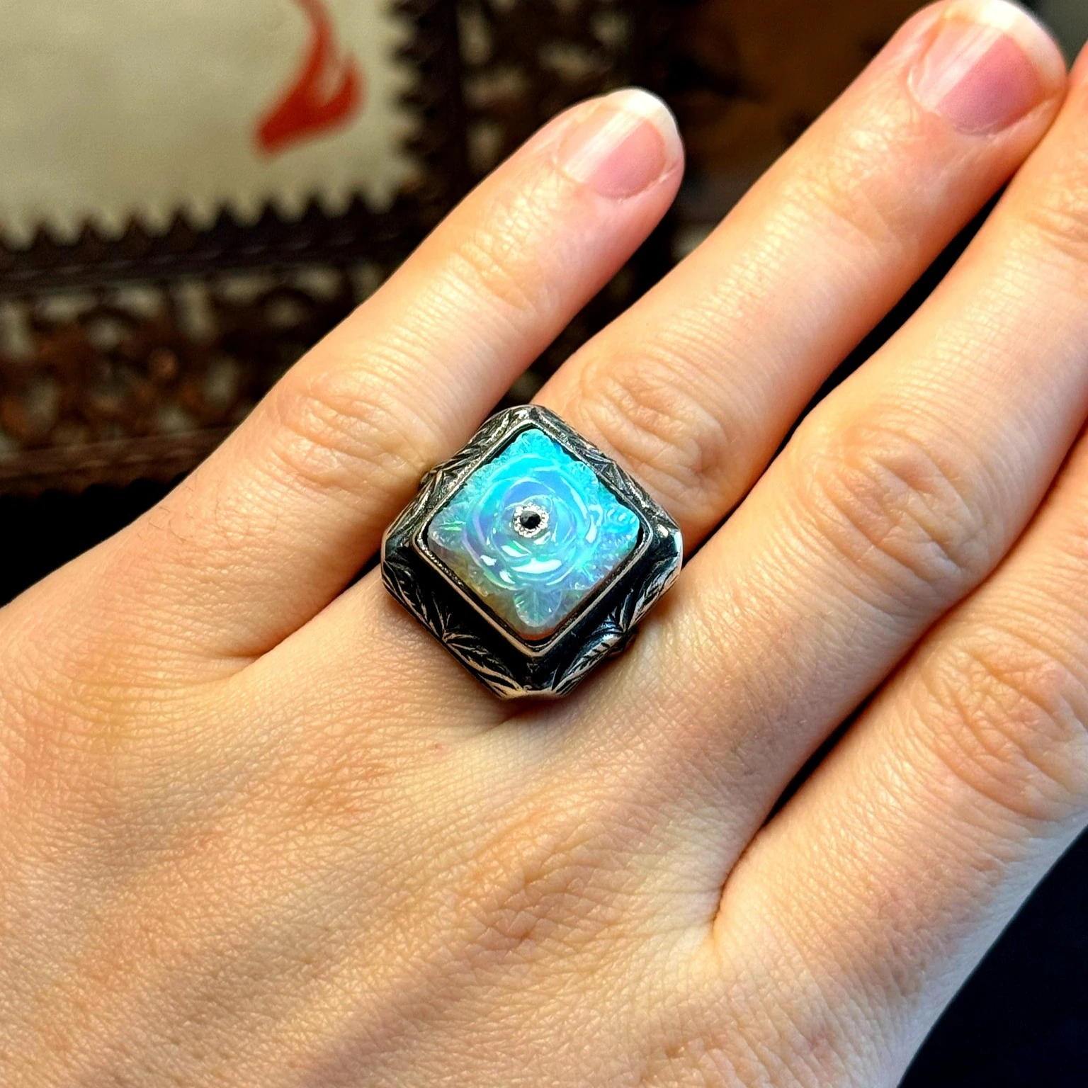 Kare Oyma İşçilikli Beyaz Opal Taşlı 925 Ayar Gümüş Yüzük