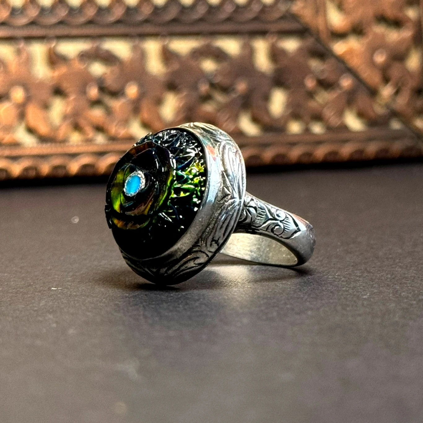 Yuvarlak Oyma İşçilikli Siyah Opal Taşlı 925 Ayar Gümüş Yüzük