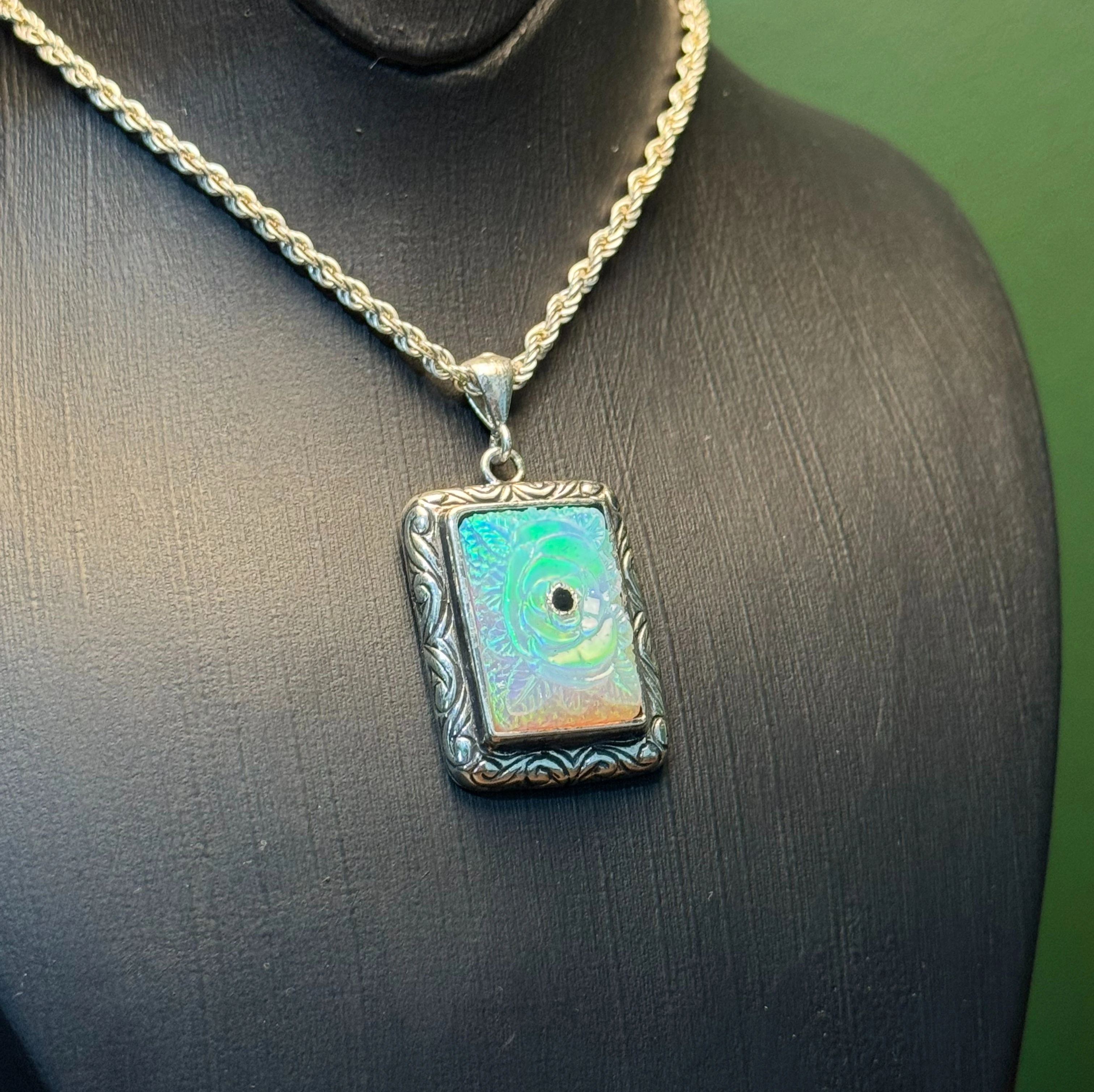 Beyaz Opal Oyma Nakkaş İşcilikli 925 Ayar Gravür Desenli Gümüş Kolye