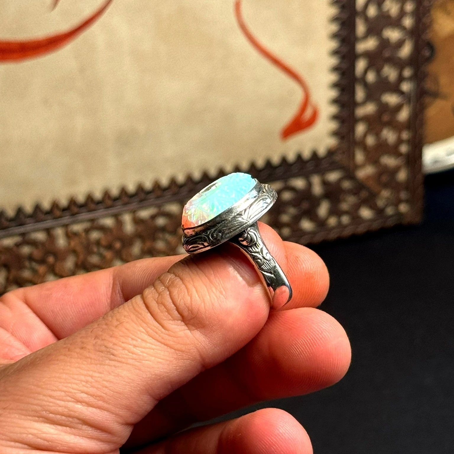 Yuvarlak Oyma İşçilikli Beyaz Opal Taşlı 925 Ayar Gümüş Yüzük