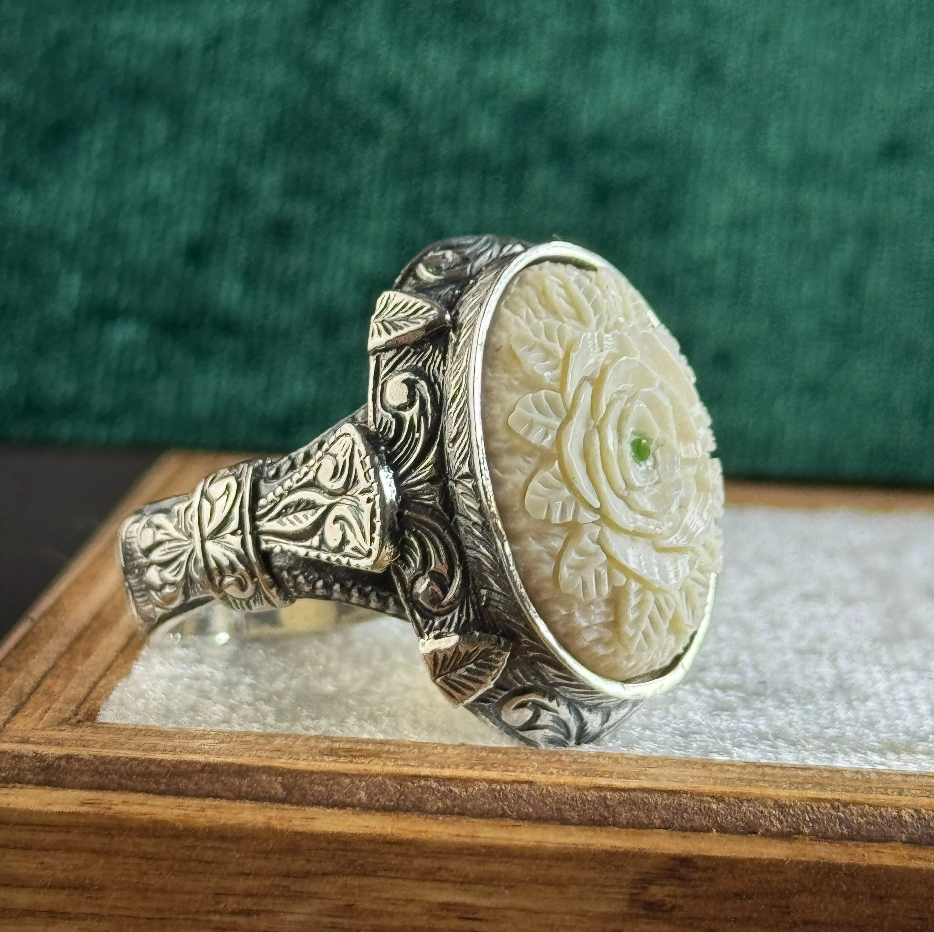 Ustalığın İzinde – Nakkaş İşcilikli 925 Ayar Gravür Motifli Gümüş Yüzük