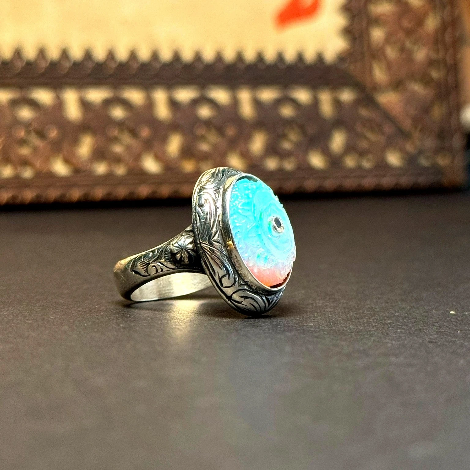 Oyma İşçilikli Beyaz Opal Taşlı 925 Ayar Gümüş Yüzük