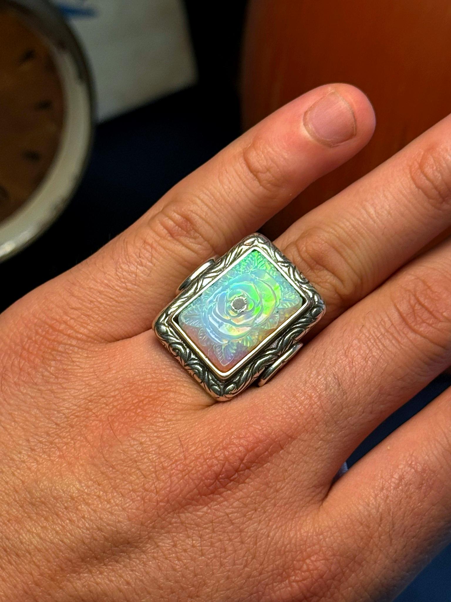 Oyma İşçilikli Beyaz Opal Taşlı Dikdörtgen 925 Ayar Gümüş Yüzük