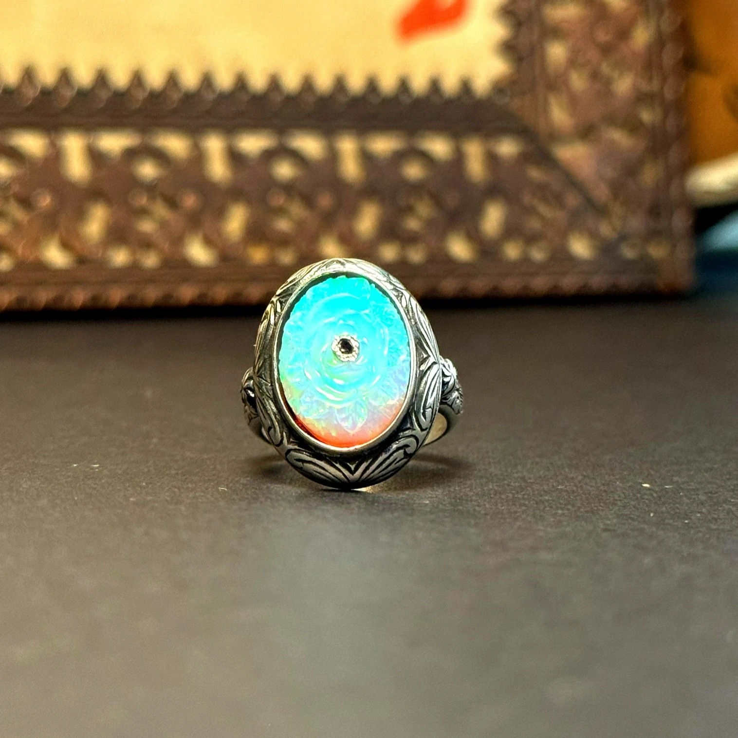 Oyma İşçilikli Beyaz Opal Taşlı 925 Ayar Gümüş Yüzük