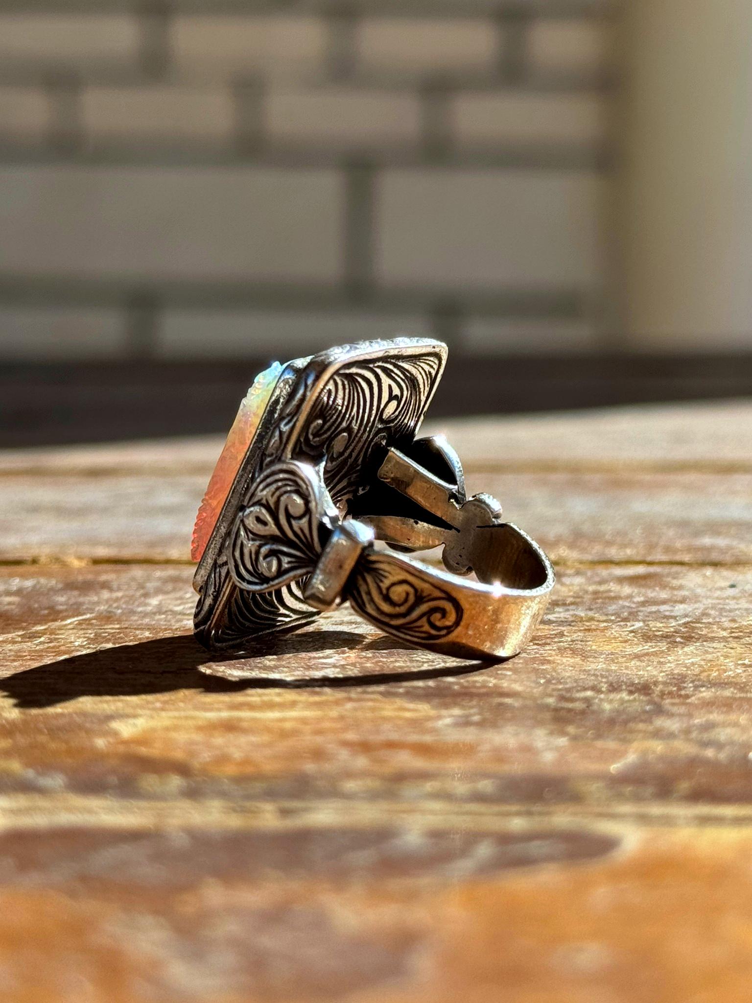 Oyma İşçilikli Beyaz Opal Taşlı Dikdörtgen 925 Ayar Gümüş Yüzük