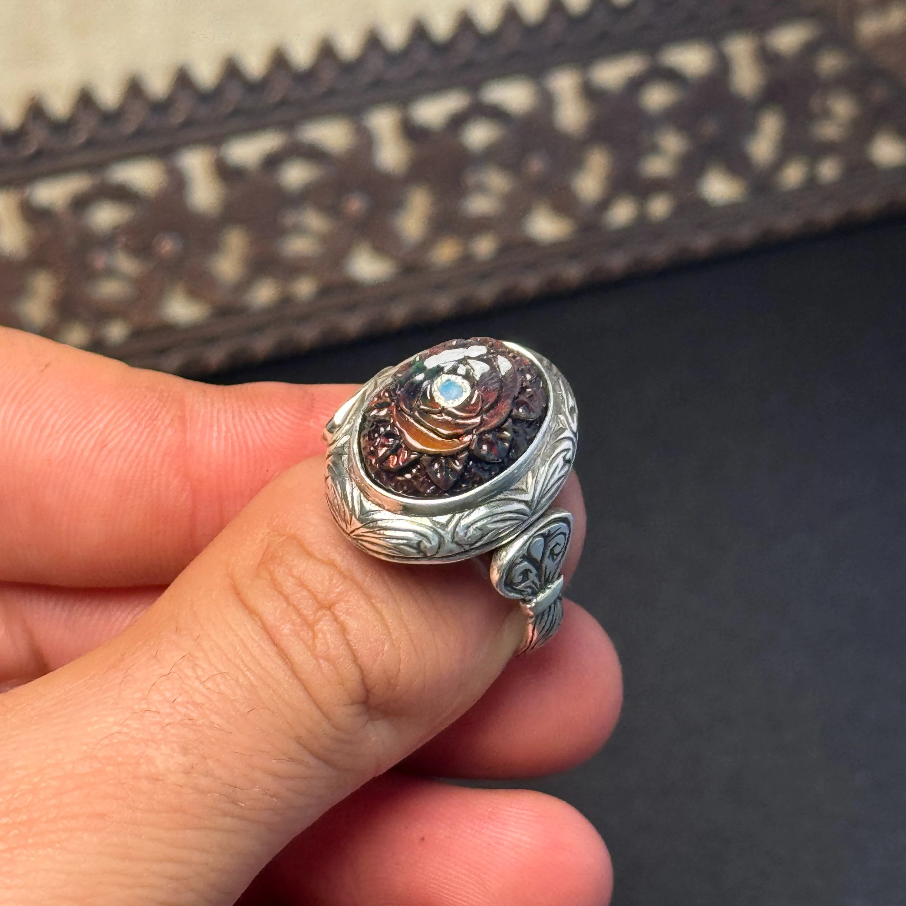 Oyma İşçilikli Siyah Opal Taşlı 925 Ayar Gümüş Yüzük