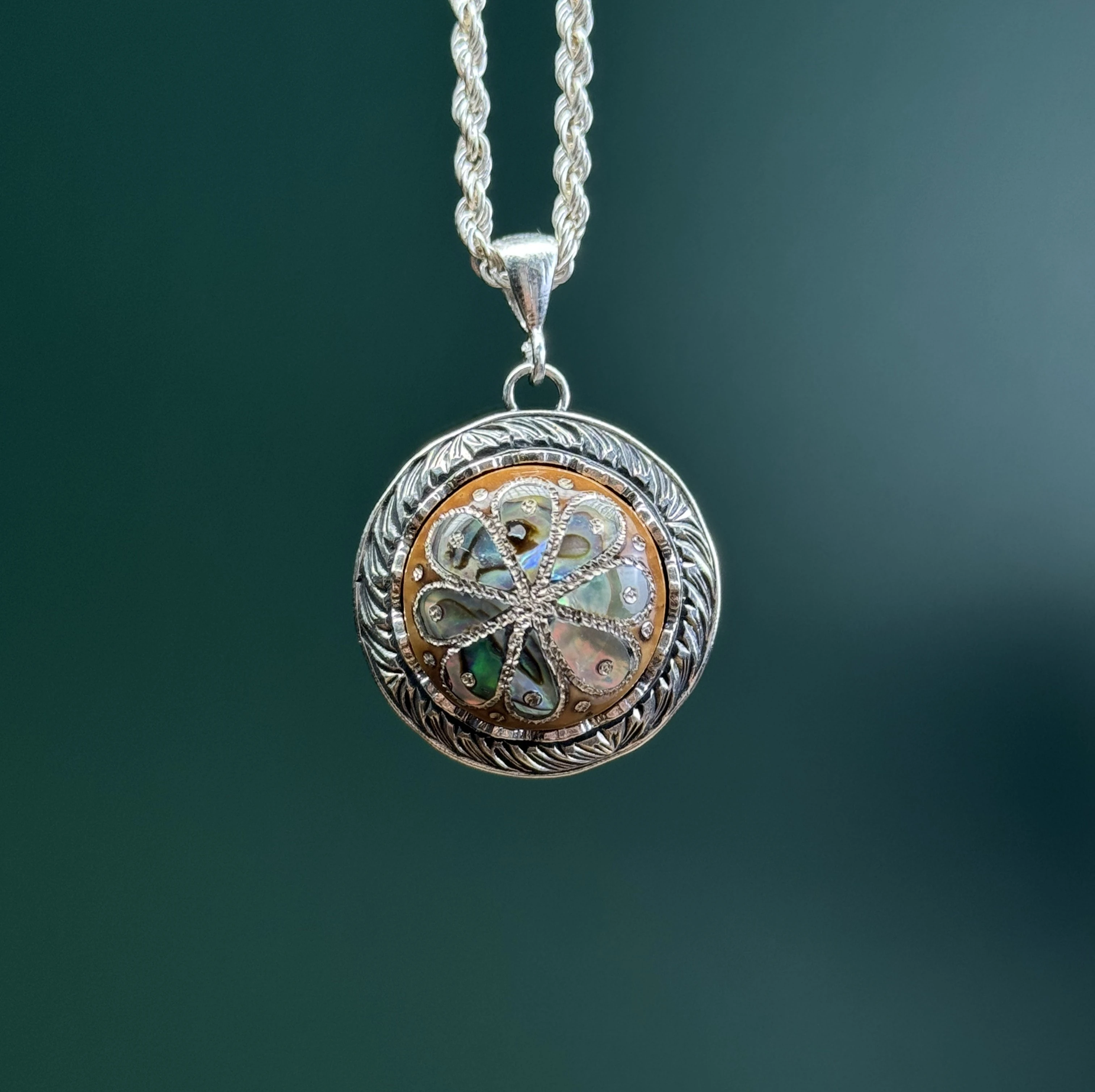 Kuka Üzerine Abalon Sedef Kakmalı 925 Ayar Gümüş Telkari Kolyе