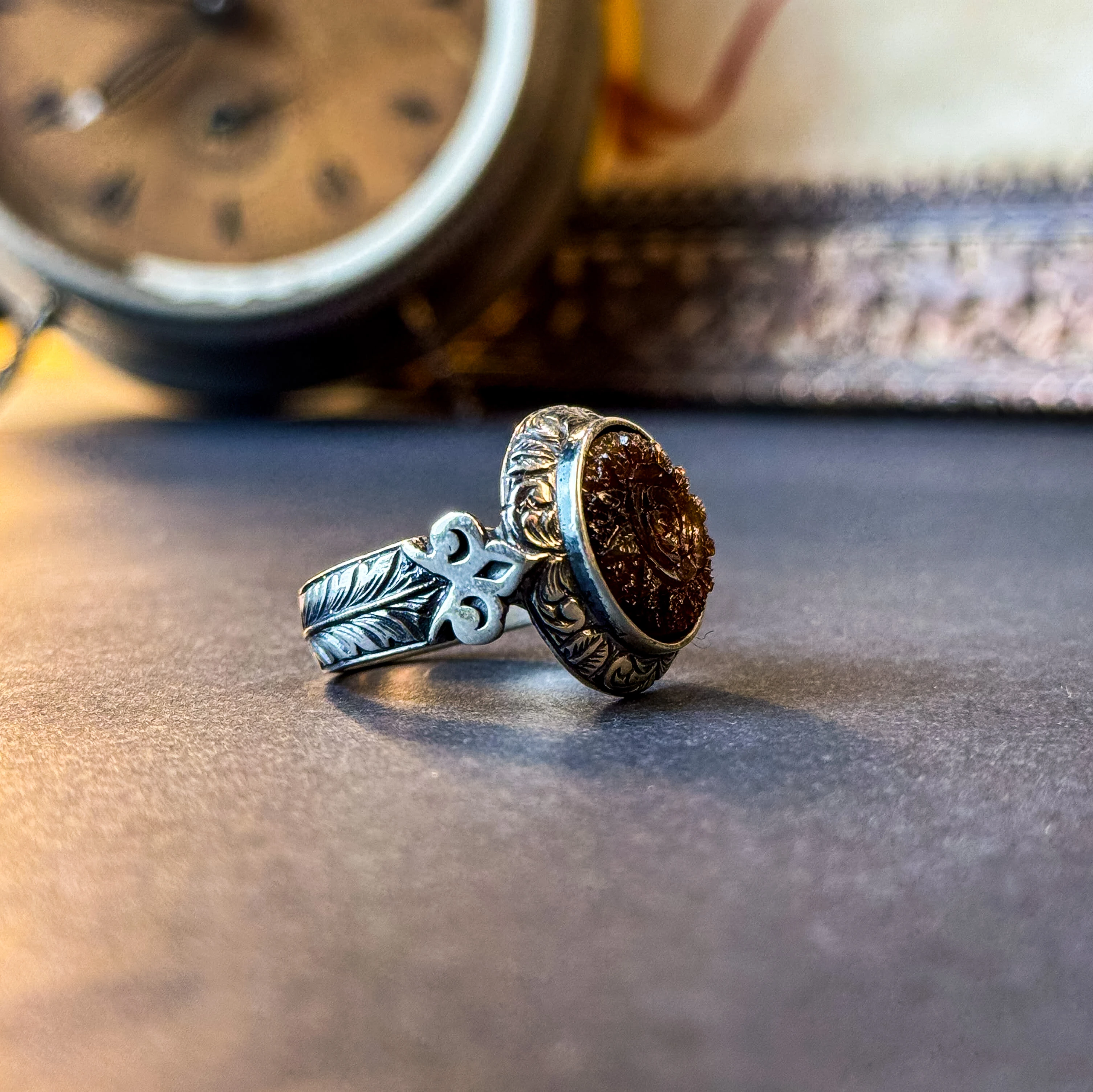 Oyma İşcilikli Gül Desenli Kalem Motifli 925 Ayar Kasa Gümüş Erkek Yüzük