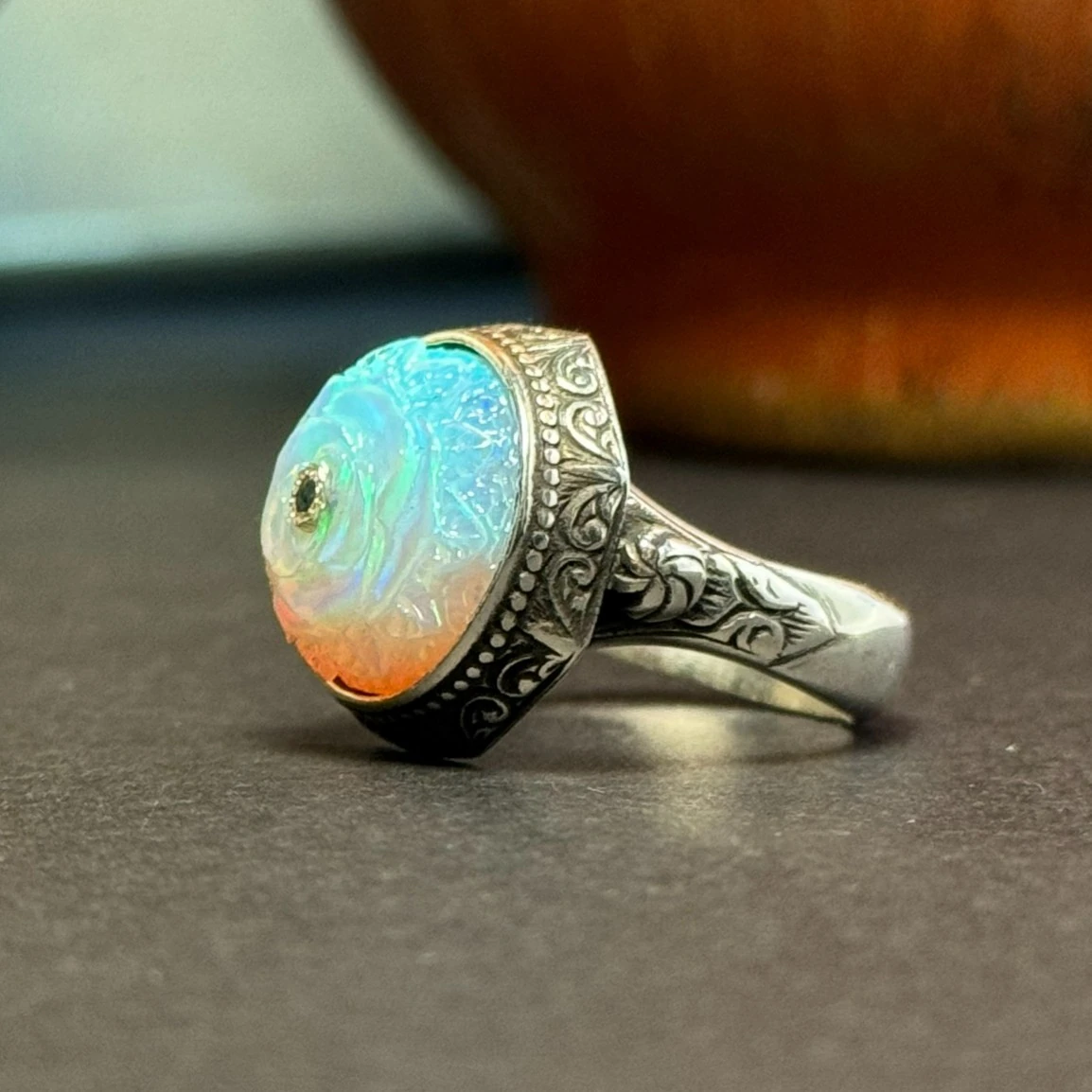 Oyma Nakkaş İşcilikli Beyaz Opal Taşlı 925 Ayar Gümüş Yüzük