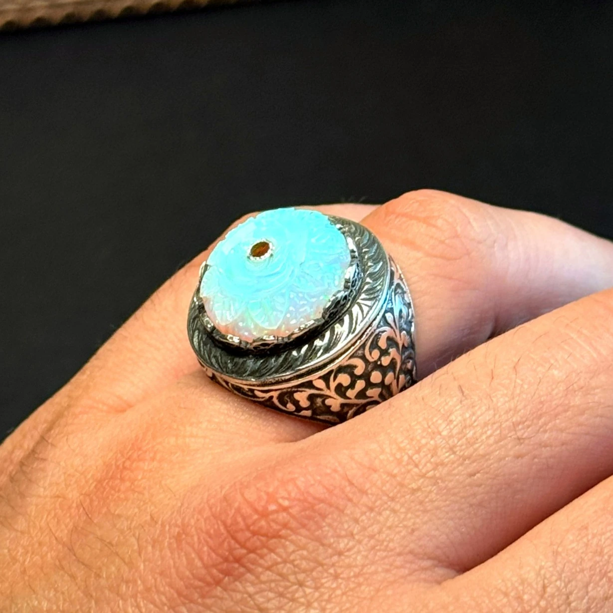 Beyaz Opal Oyma Nakkaş İşçiliği 925 Ayar Gümüş Yüzük