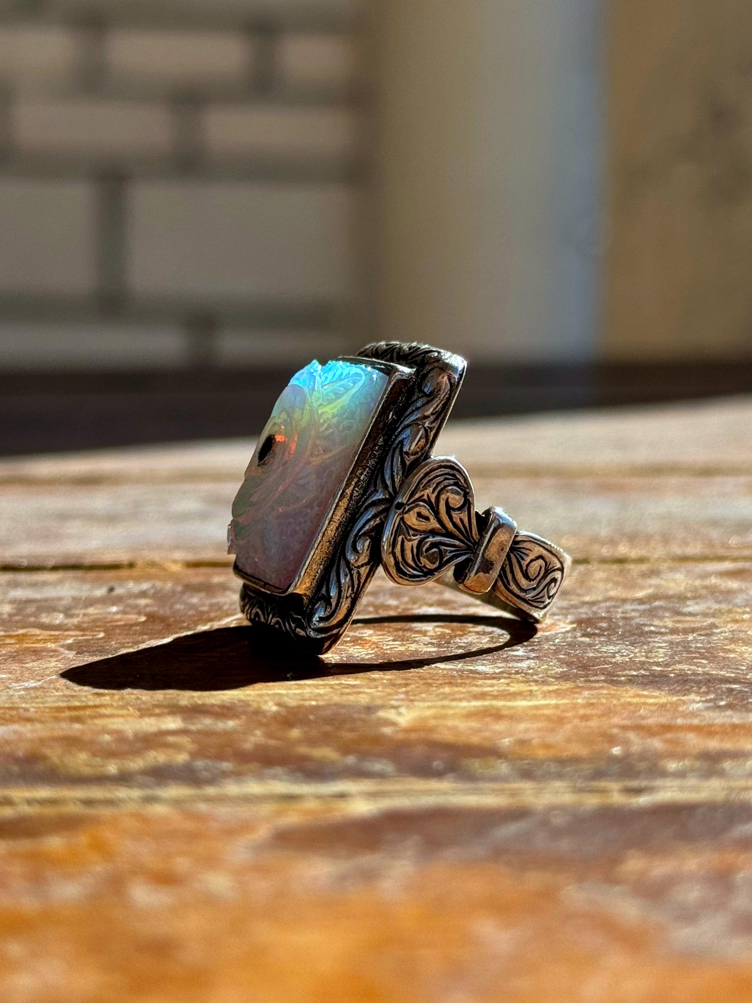 Oyma İşçilikli Beyaz Opal Taşlı Dikdörtgen 925 Ayar Gümüş Yüzük