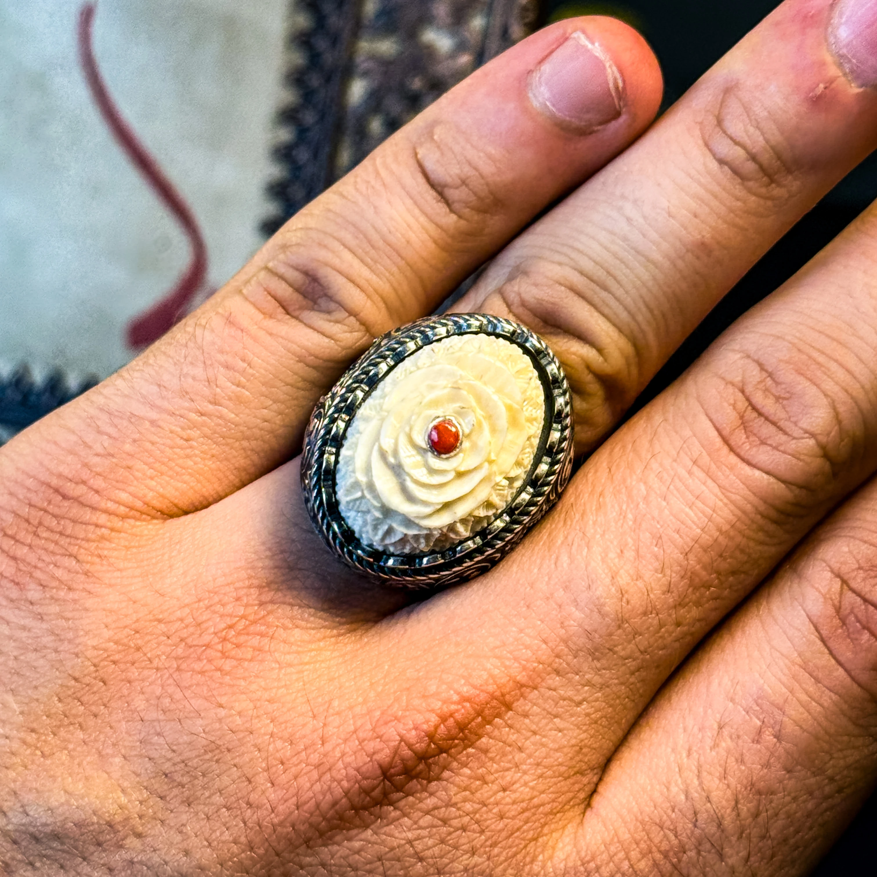 Doğaltaş Oyma Nakkaş İşçilikli Tunus Mercanı Kakma 925 Ayar Gümüş Yüzük