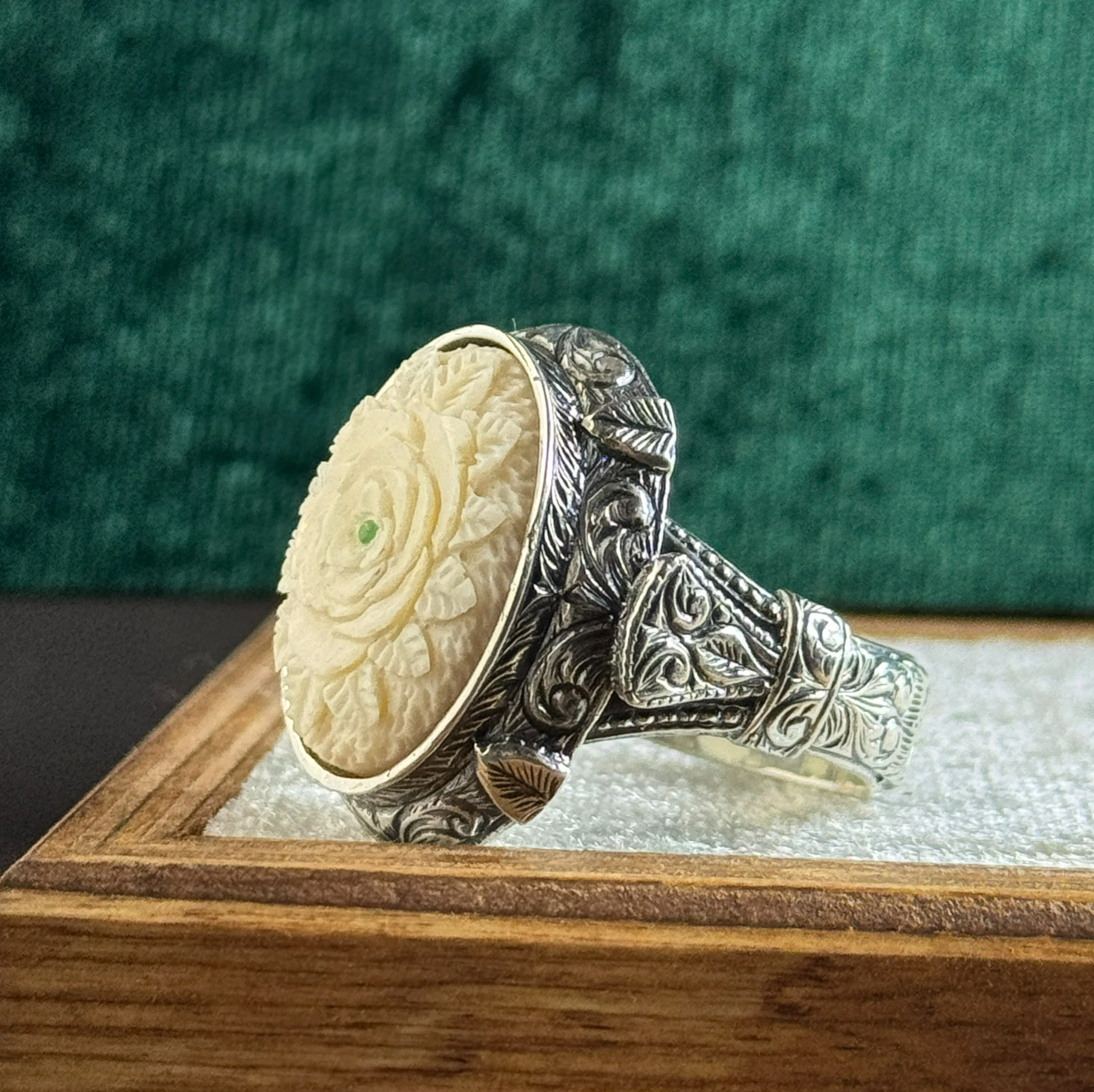 Ustalığın İzinde – Nakkaş İşcilikli 925 Ayar Gravür Motifli Gümüş Yüzük