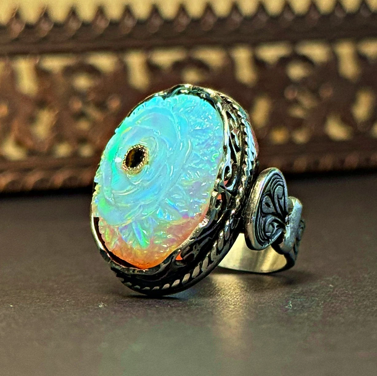 Beyaz Opal Oyma Nakkaş İşçiliği 925 Ayar Gümüş Yüzük