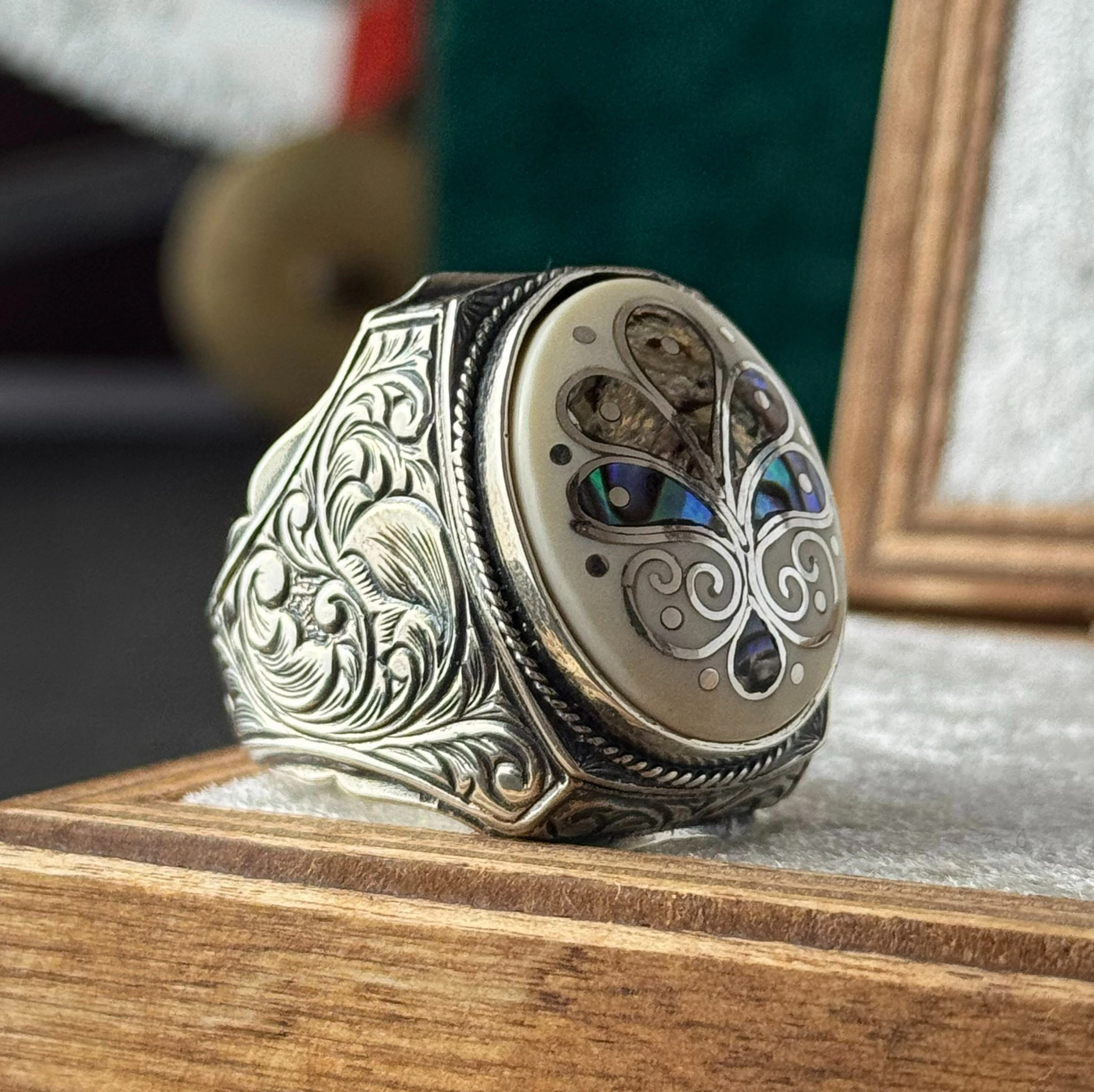 Işığın İzinde – Abalon Sedef Kakma ve 1000 Ayar Telkari İşlemeli 925 Ayar Gümüş Yüzük