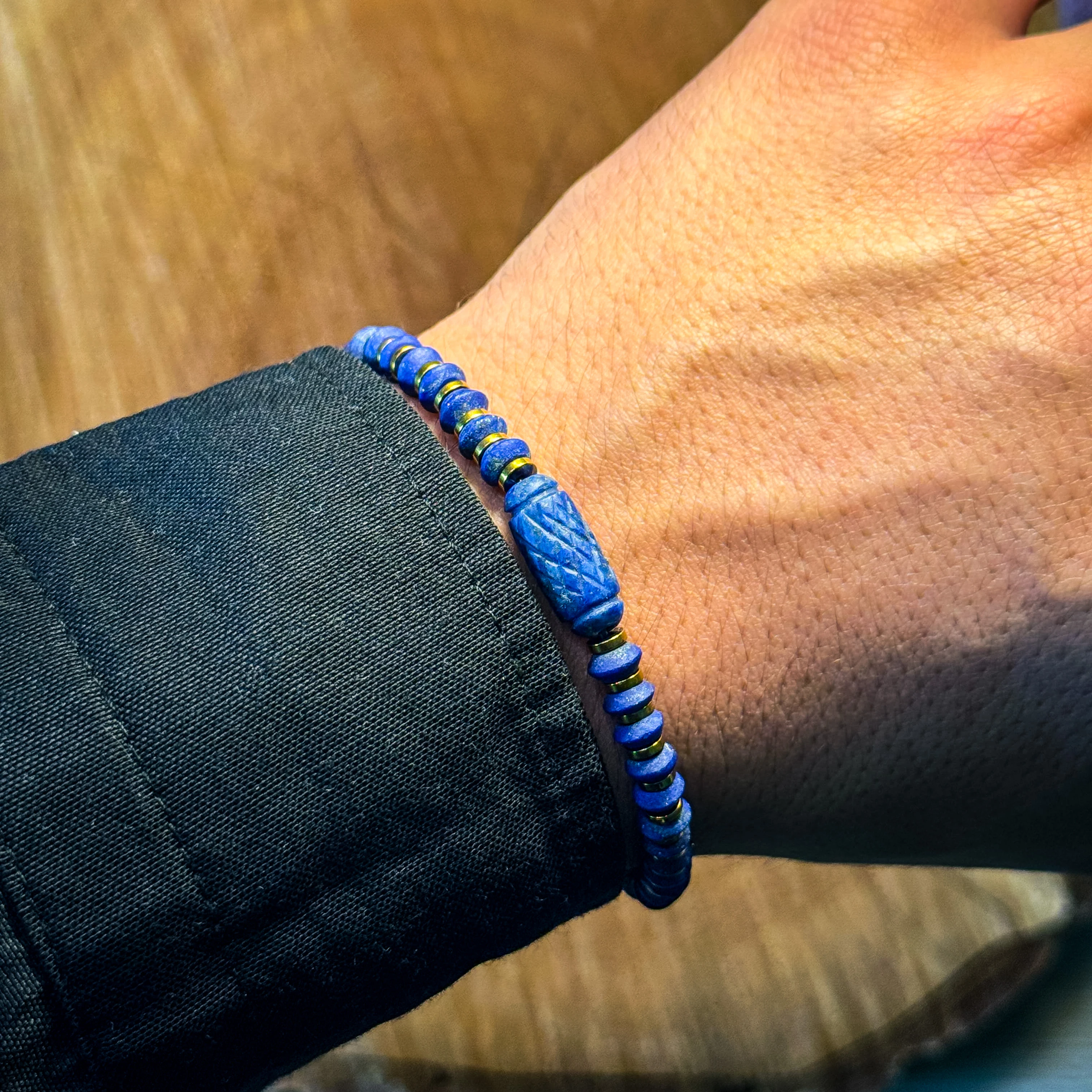 El İşçiliği Gravür Desenli Lapis Lazuli ve Hematit Doğaltaş Bileklik