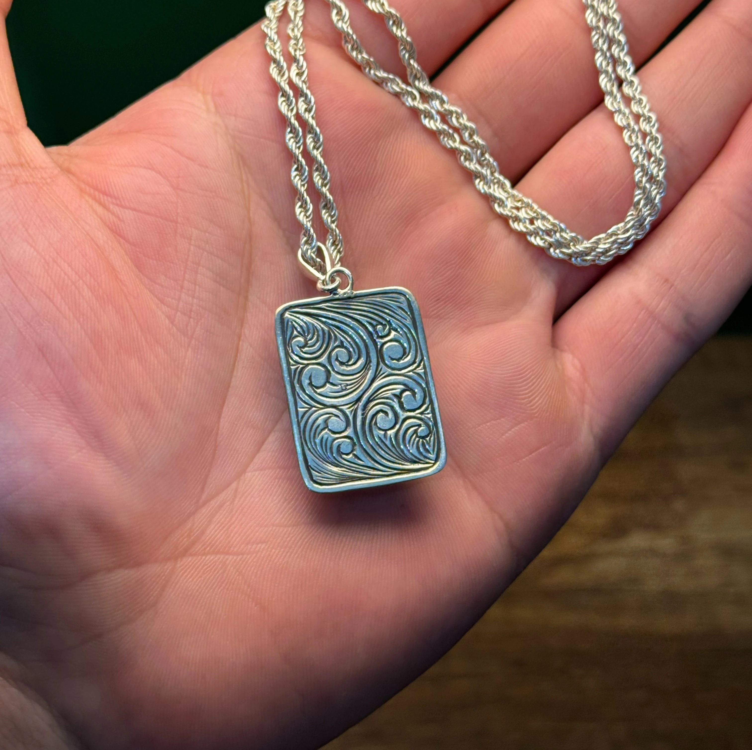 Beyaz Opal Oyma Nakkaş İşcilikli 925 Ayar Gravür Desenli Gümüş Kolye