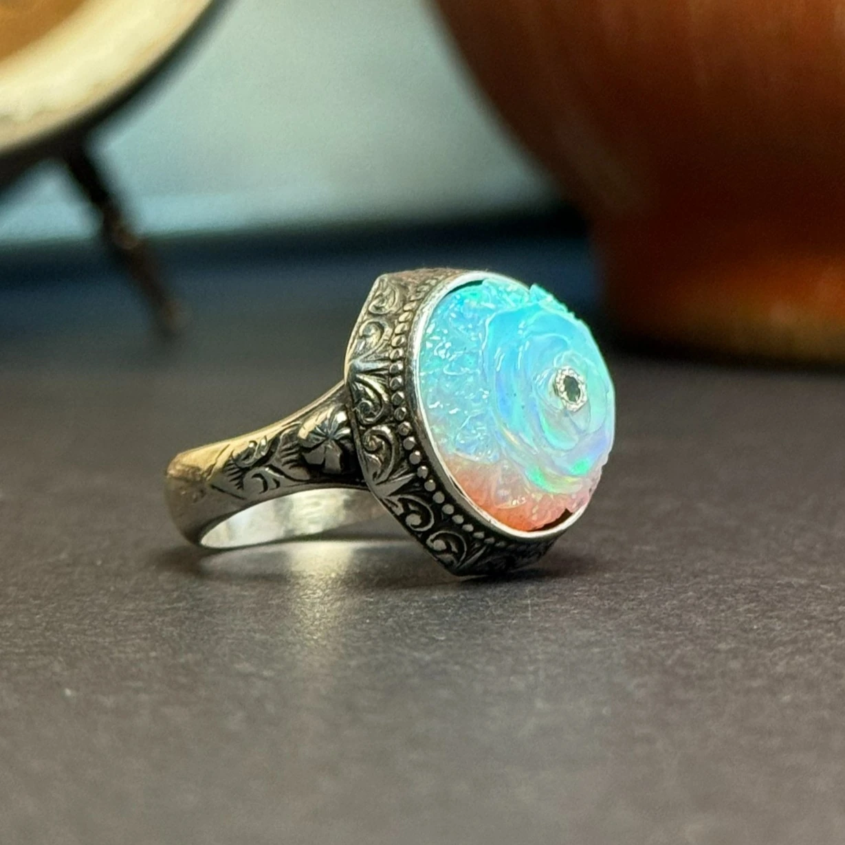 Oyma Nakkaş İşcilikli Beyaz Opal Taşlı 925 Ayar Gümüş Yüzük