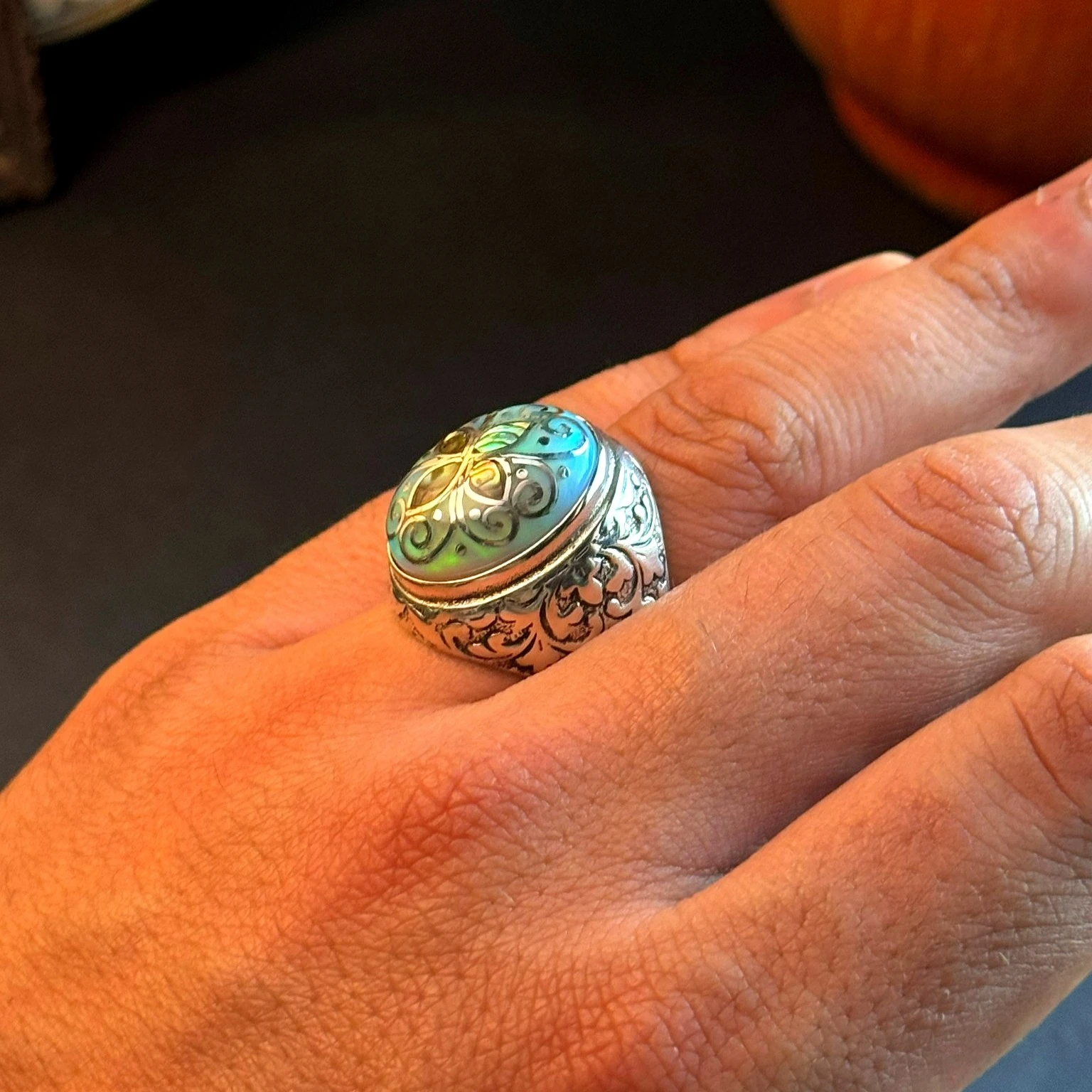 Abalon Sedef Kakma Telkari İşcilikli Beyaz Opal 925 Ayar Gümüş Yüzük