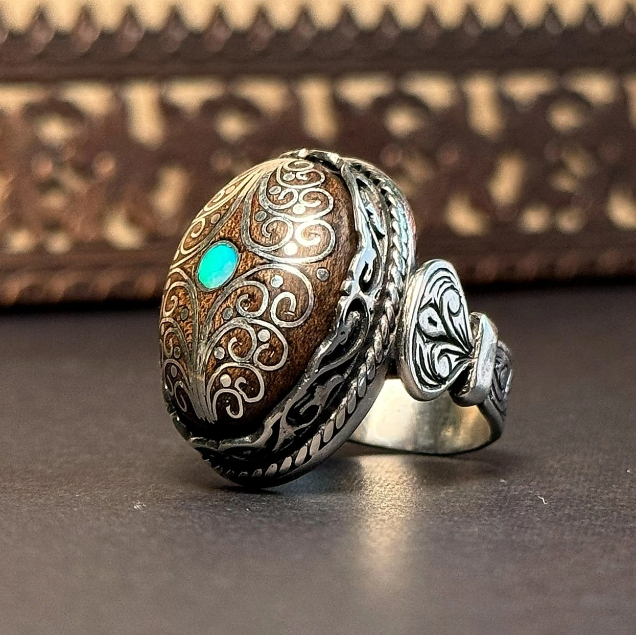 Eski Usul Telkari Ceviz Ağacı Üzerine 1000 Ayar Gümüş ve Opal Kakmalı 925 Ayar Gümüş Yüzük