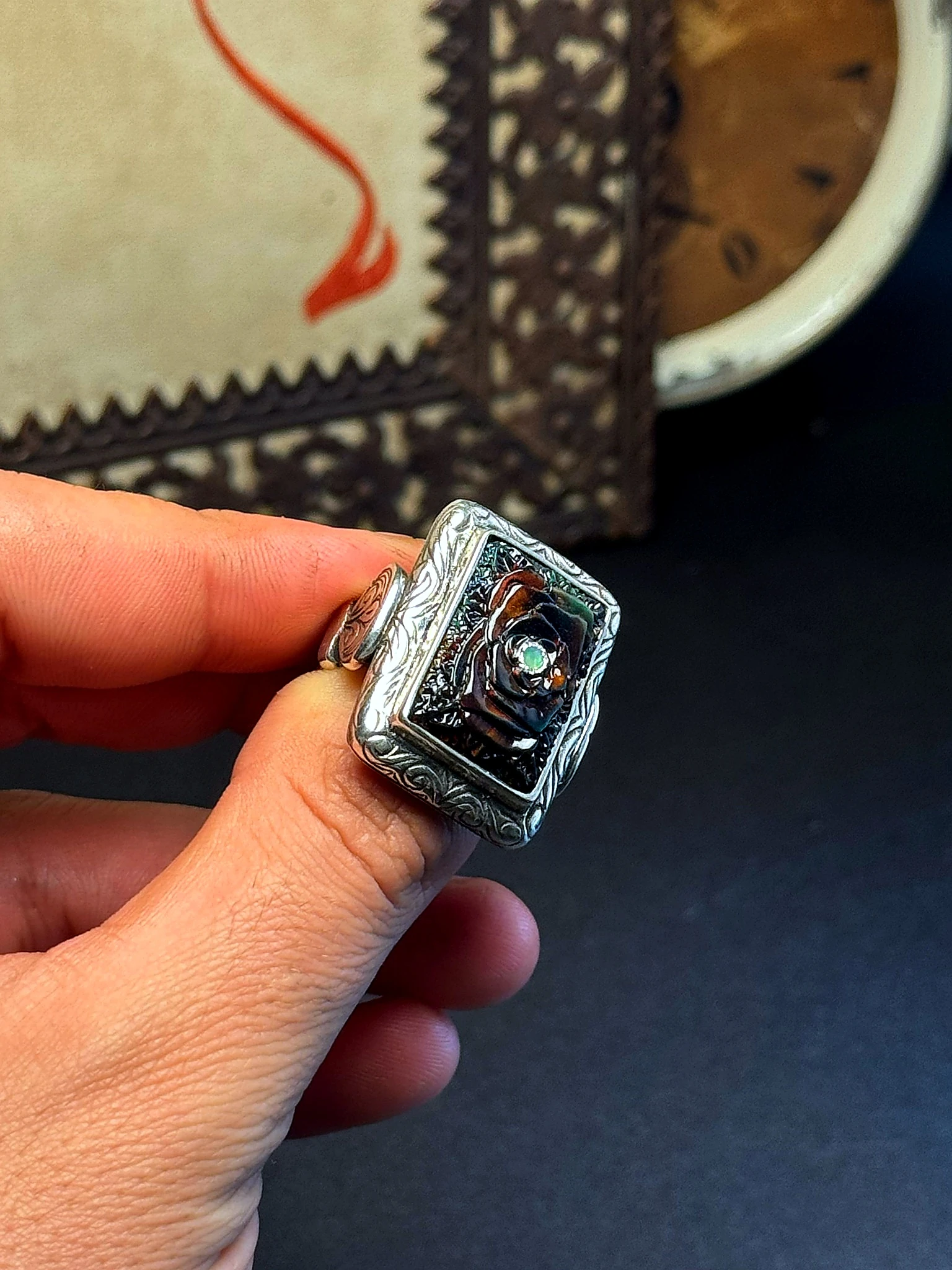 Oyma İşçilikli Siyah Opal Taşlı Dikdörtgen Model 925 Ayar Gümüş Yüzük