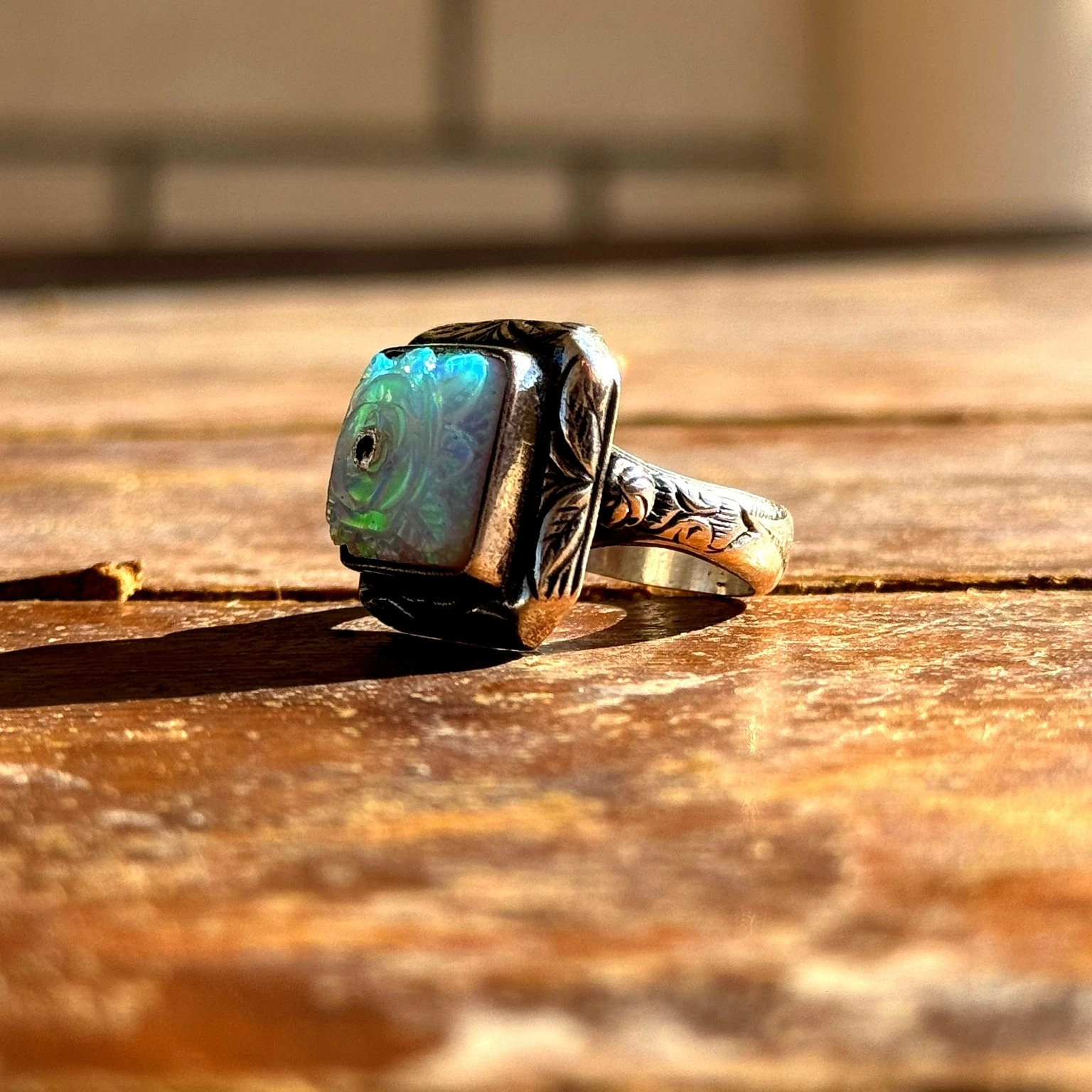 Kare Oyma İşçilikli Beyaz Opal Taşlı 925 Ayar Gümüş Yüzük