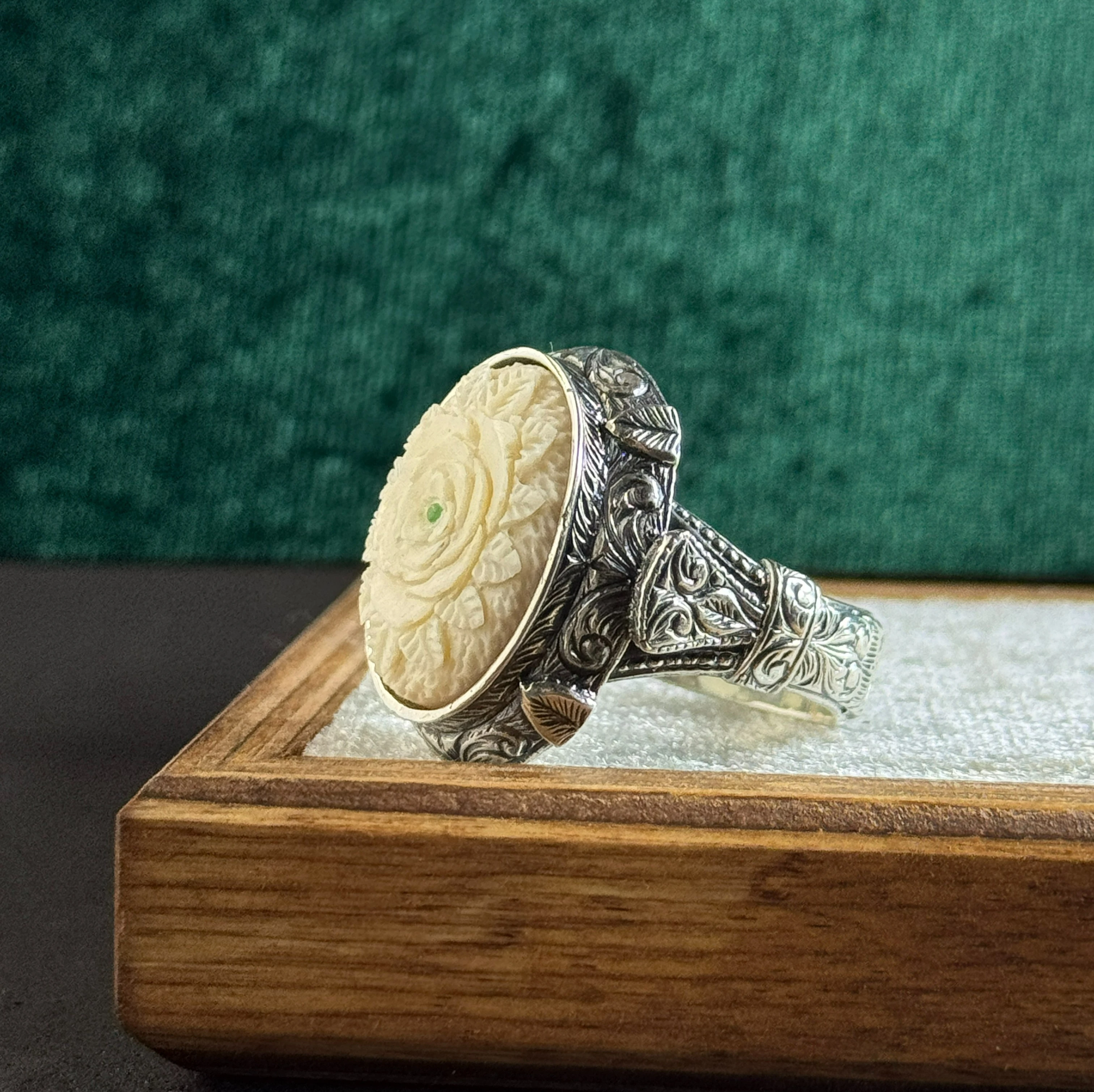 Ustalığın İzinde – Nakkaş İşcilikli 925 Ayar Gravür Motifli Gümüş Yüzük