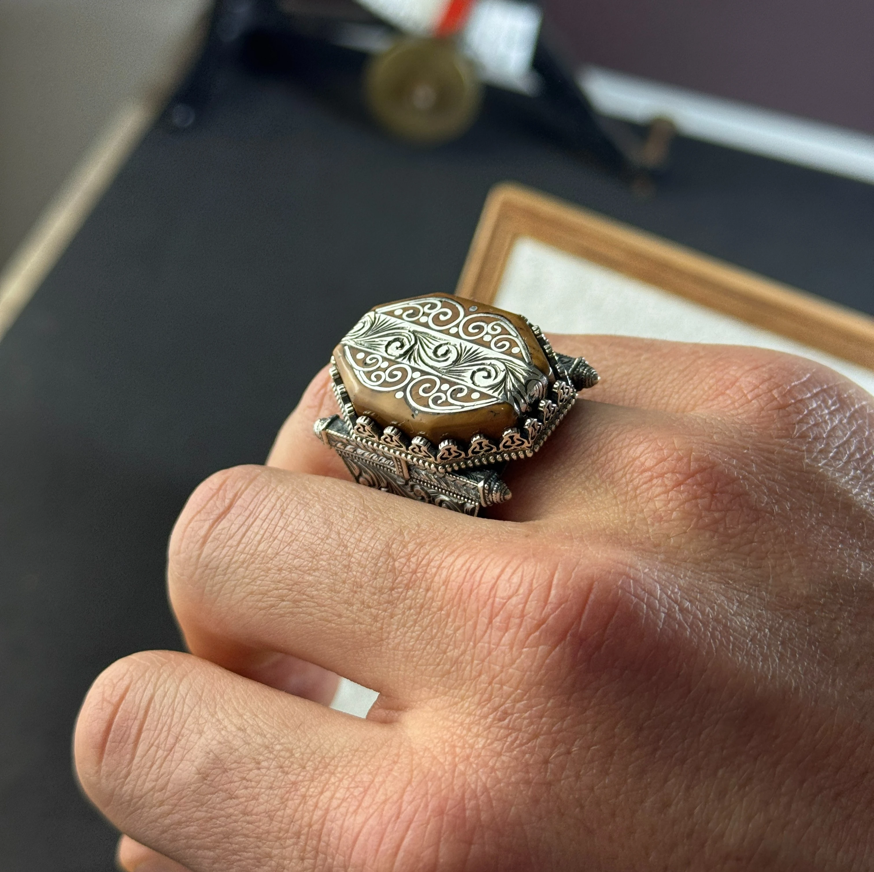 Kuka Üzerine Telkari Ve Kalem İşlemeli 925 Ayar Gümüş Yüzük