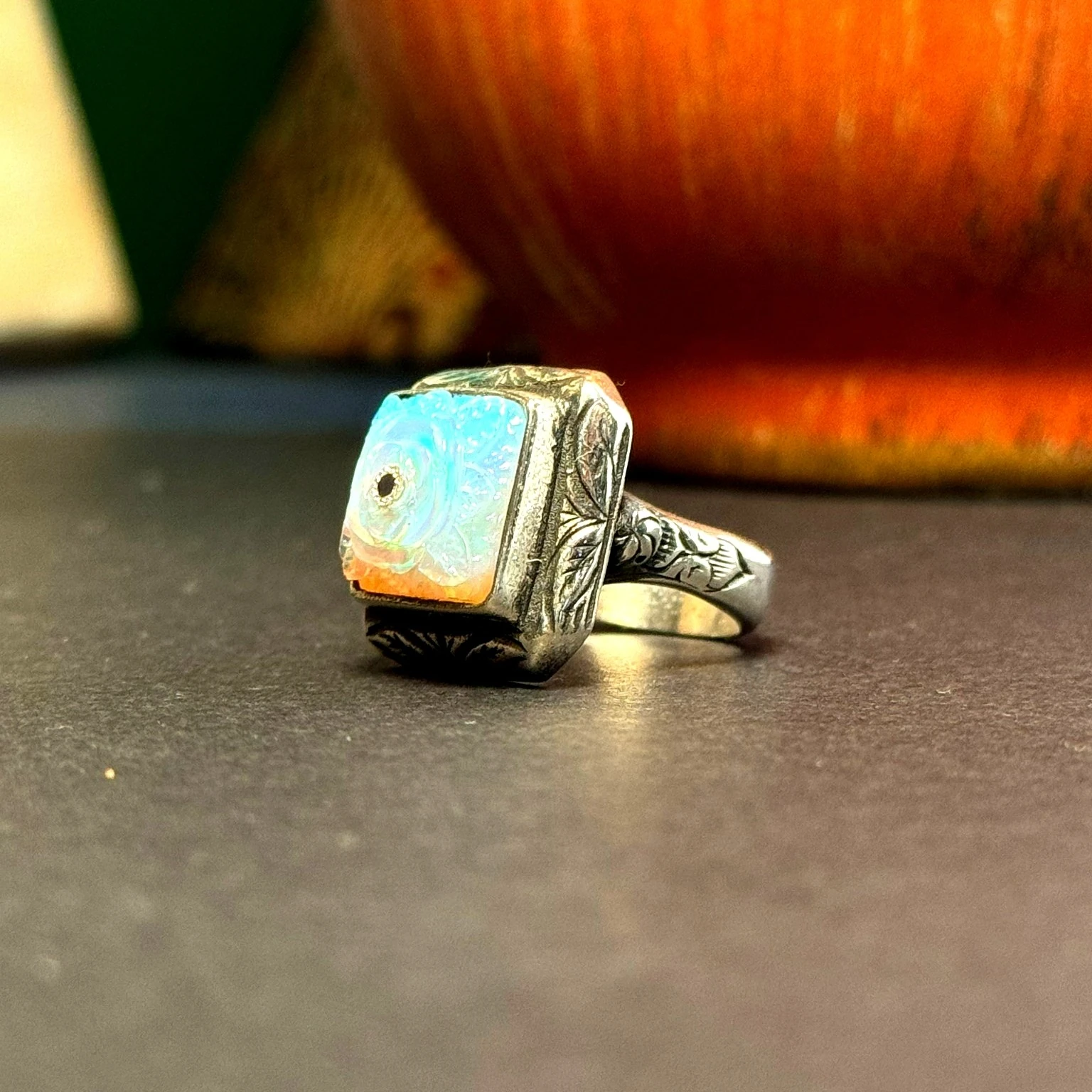 Kare Oyma İşçilikli Beyaz Opal Taşlı 925 Ayar Gümüş Yüzük