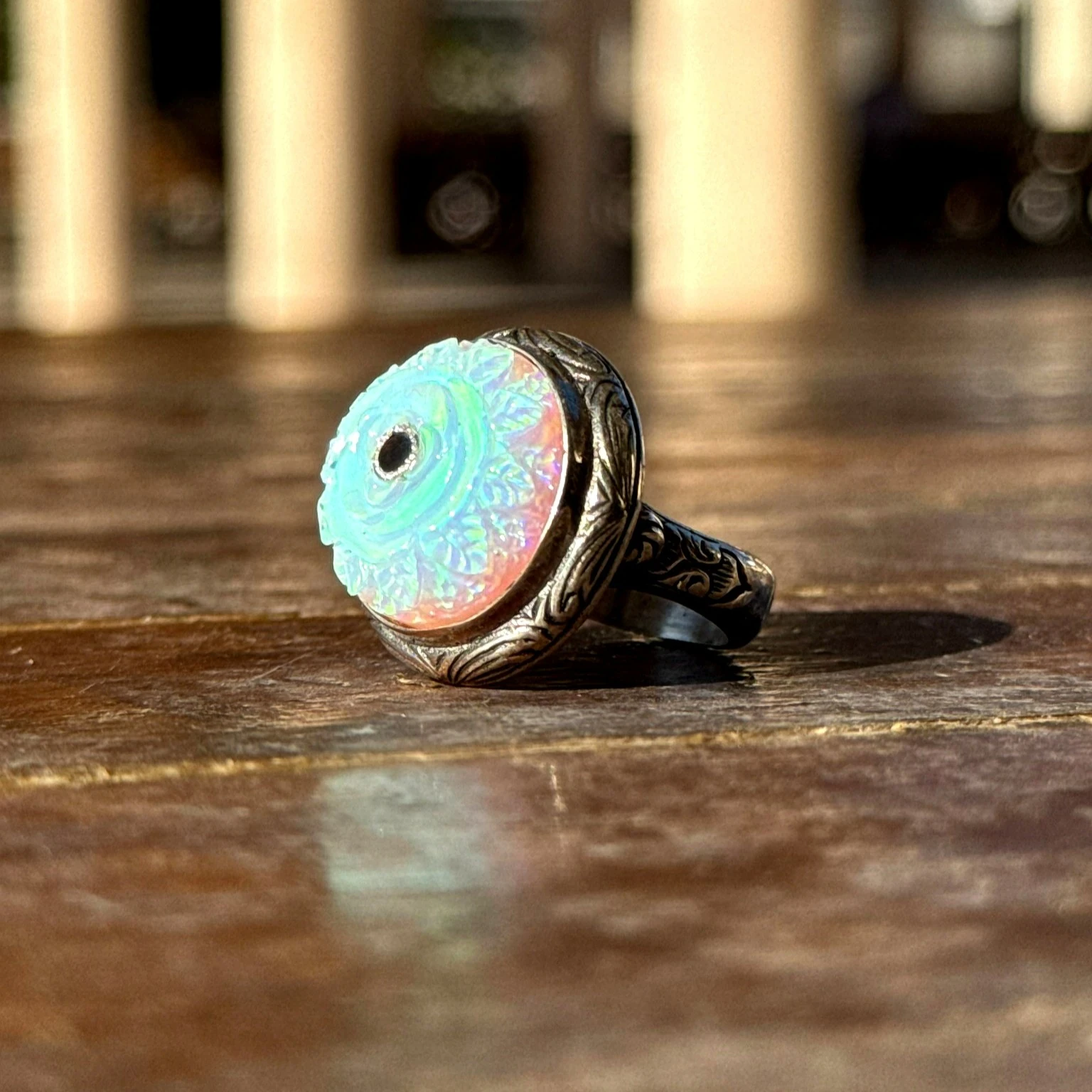 Yuvarlak Oyma İşçilikli Beyaz Opal Taşlı 925 Ayar Gümüş Yüzük