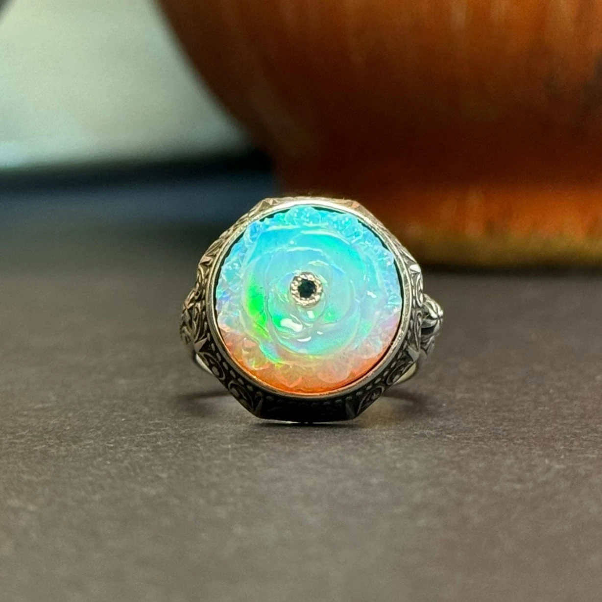 Oyma Nakkaş İşcilikli Beyaz Opal Taşlı 925 Ayar Gümüş Yüzük