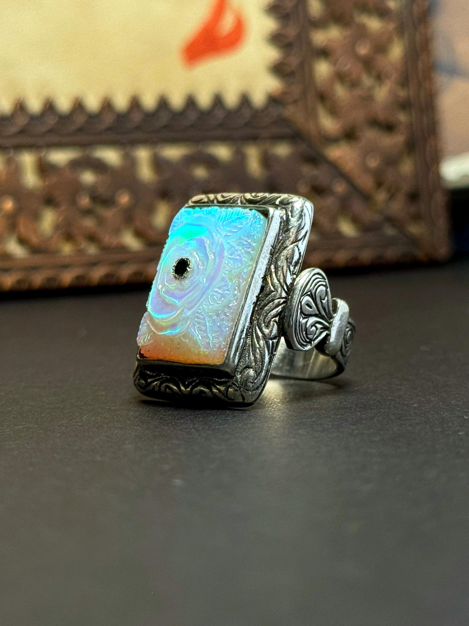 Oyma İşçilikli Beyaz Opal Taşlı Dikdörtgen 925 Ayar Gümüş Yüzük