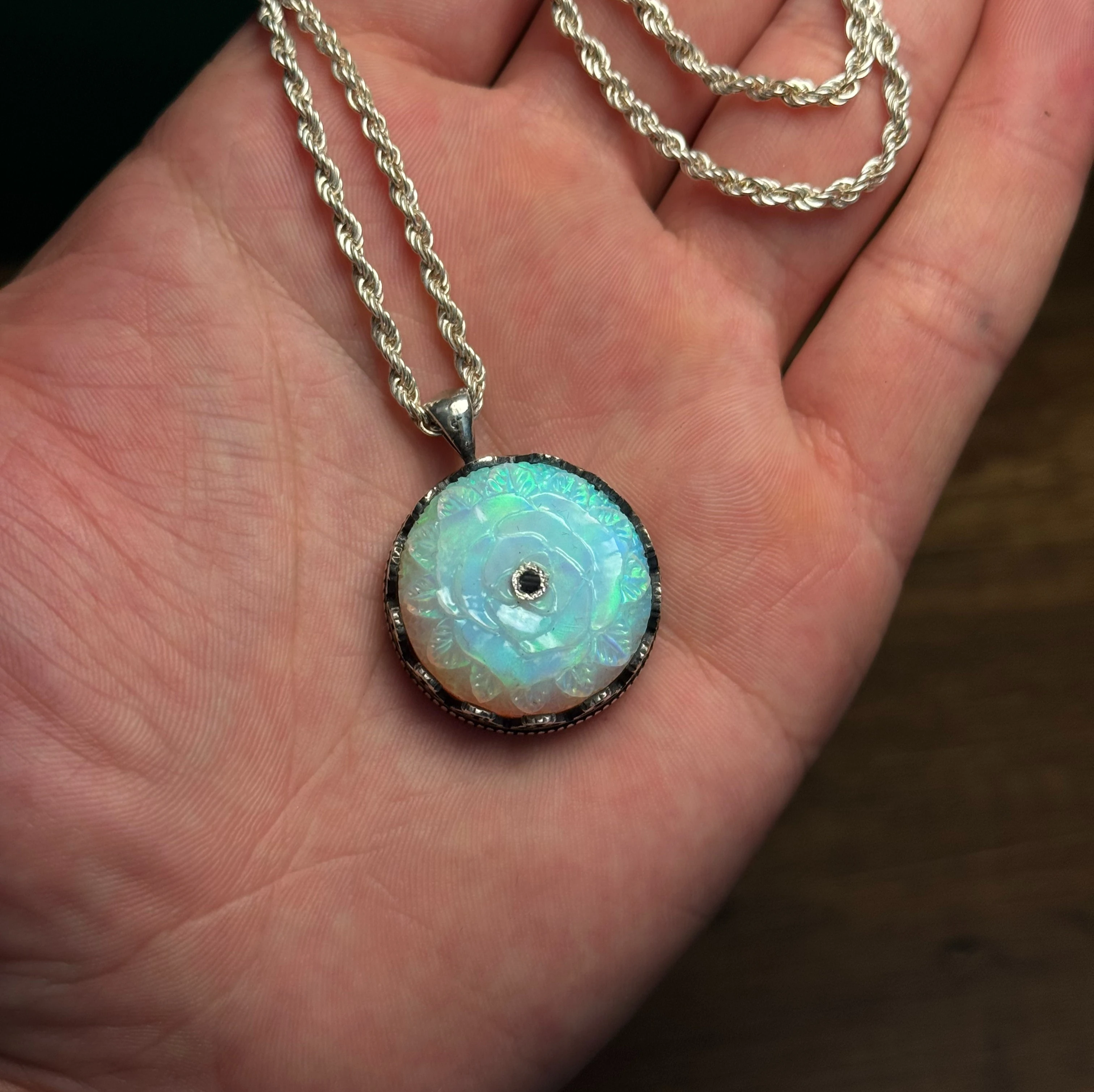 Beyaz Opal Nakkaş İşçilikli 925 Ayar Gravür Desenli Gümüş Kolye