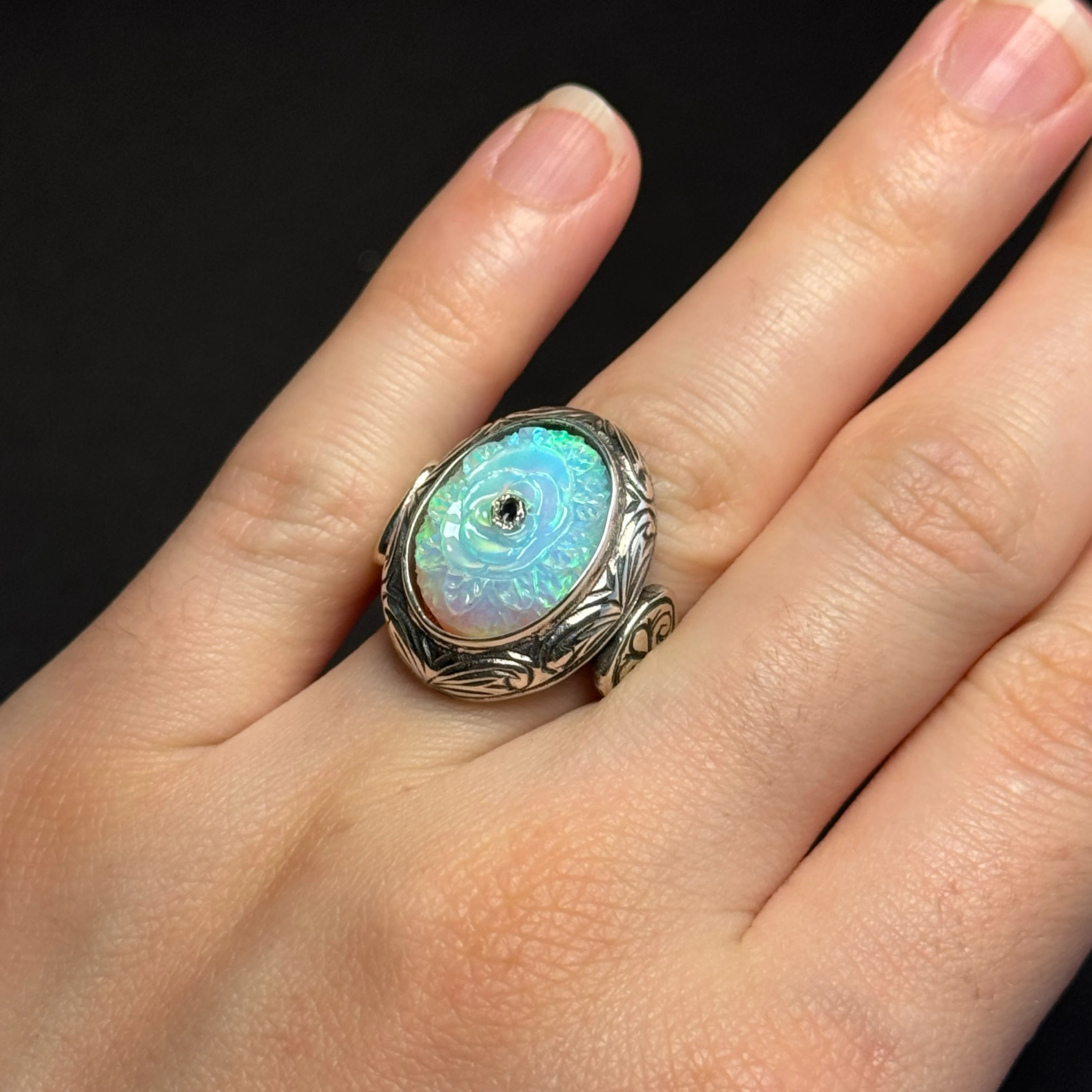 Oyma İşçilikli Beyaz Opal Taşlı 925 Ayar Gümüş Yüzük