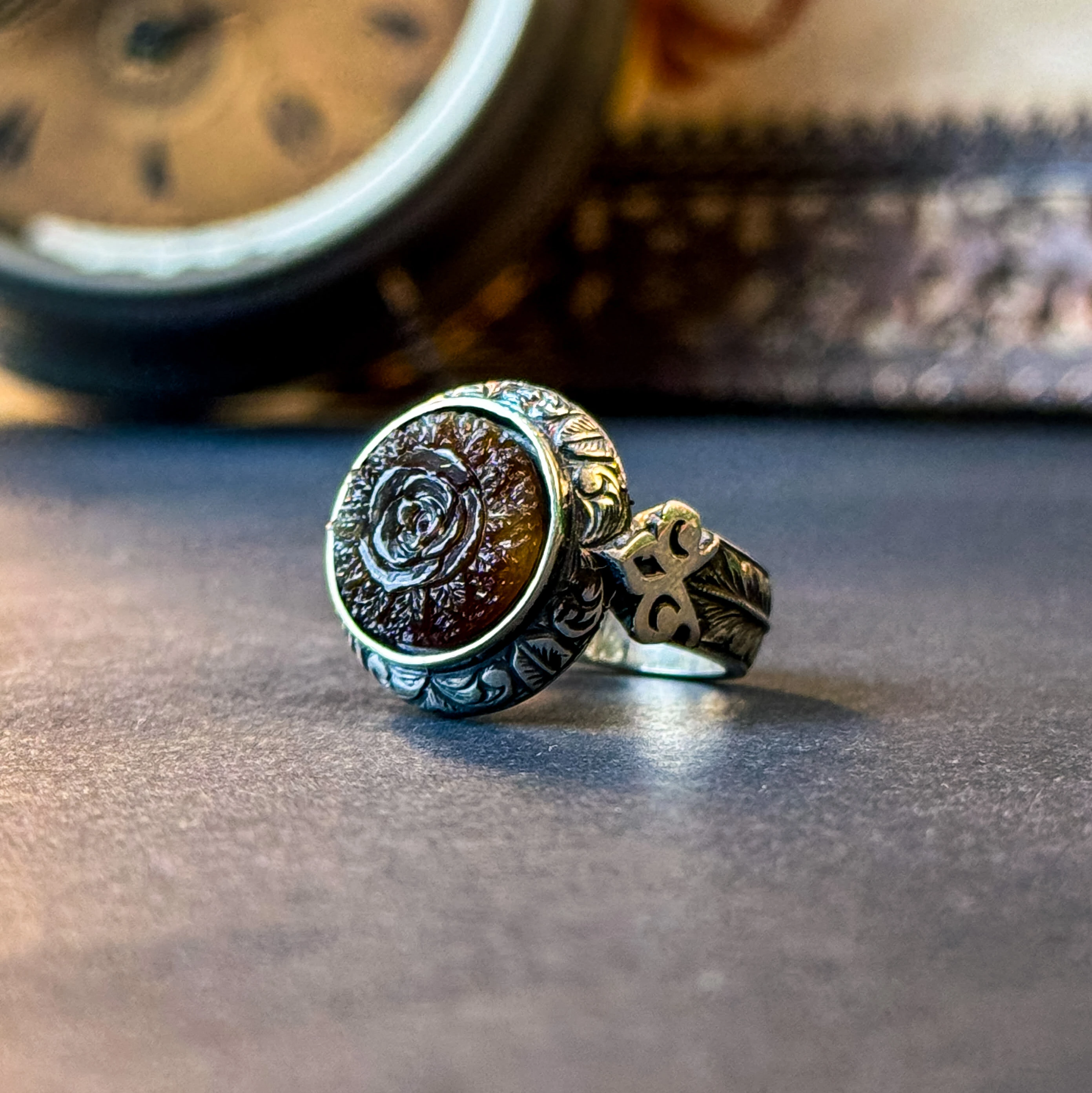 Oyma İşcilikli Gül Desenli Kalem Motifli 925 Ayar Kasa Gümüş Erkek Yüzük