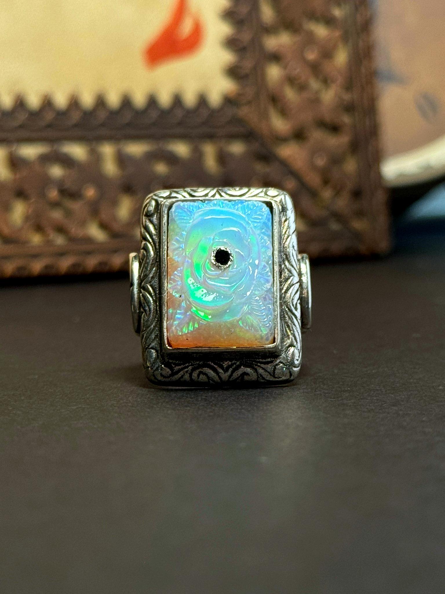 Oyma İşçilikli Beyaz Opal Taşlı Dikdörtgen 925 Ayar Gümüş Yüzük