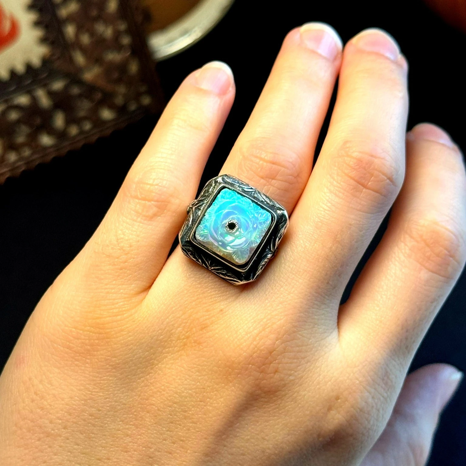 Kare Oyma İşçilikli Beyaz Opal Taşlı 925 Ayar Gümüş Yüzük