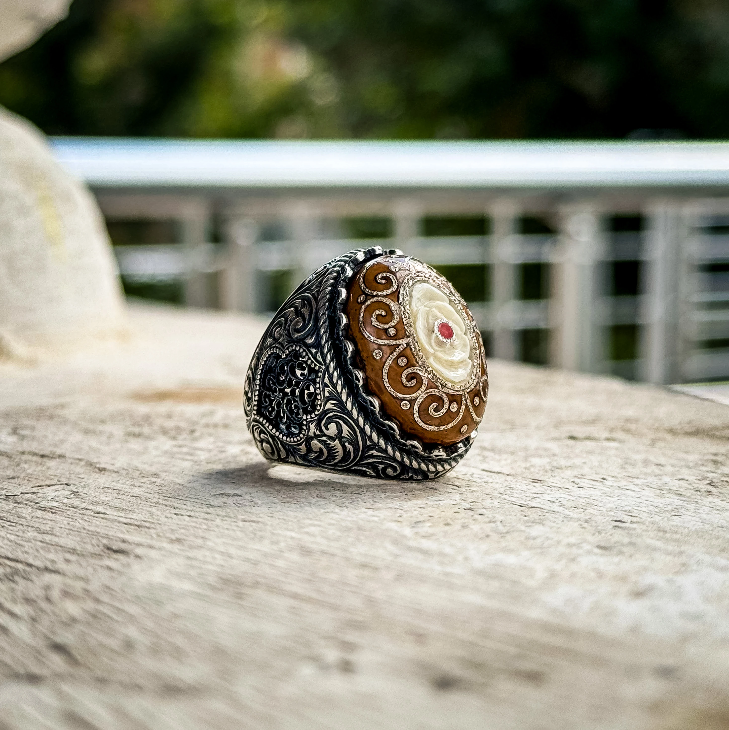 Kuka Taşı Telkari ve Oyma İşcilikli Tunus Mercanı Kakma 925 Ayar Gümüş Yüzük