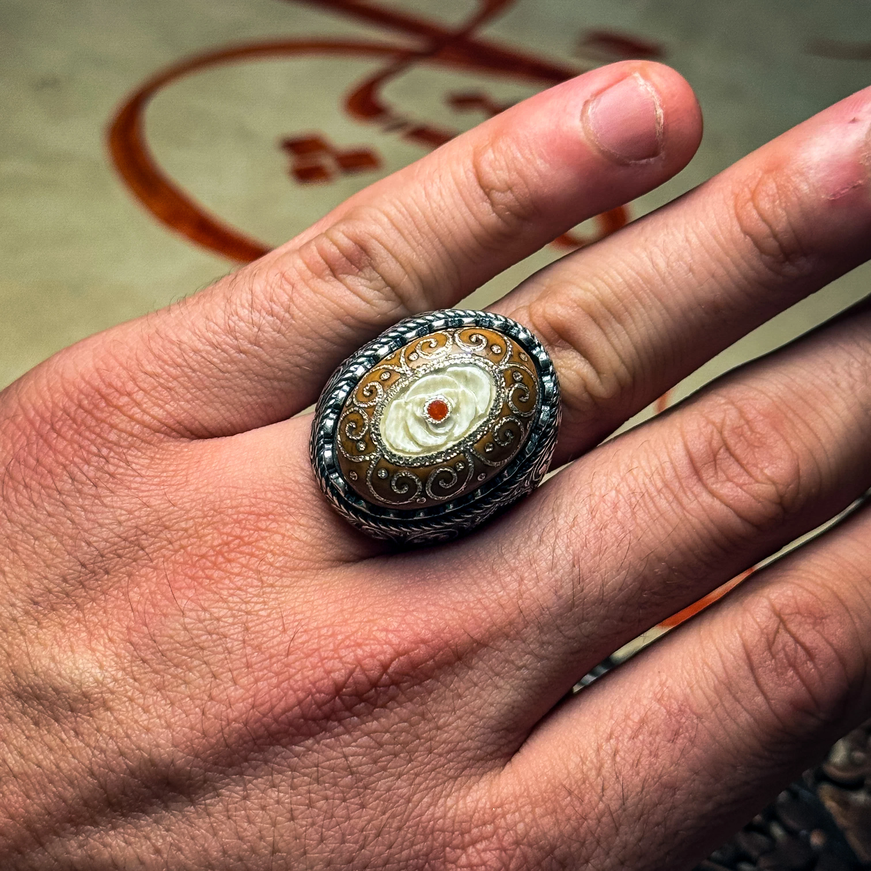 Kuka Taşı Telkari ve Oyma İşcilikli Tunus Mercanı Kakma 925 Ayar Gümüş Yüzük