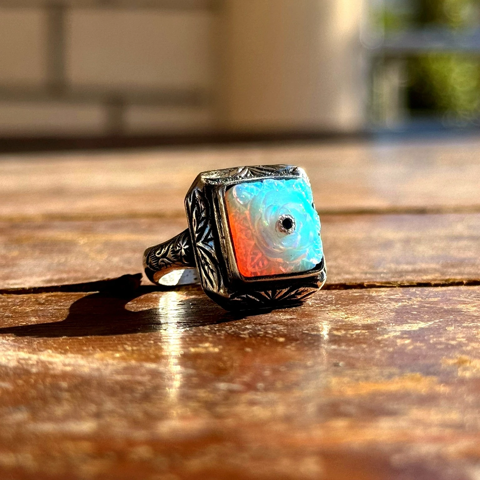 Kare Oyma İşçilikli Beyaz Opal Taşlı 925 Ayar Gümüş Yüzük