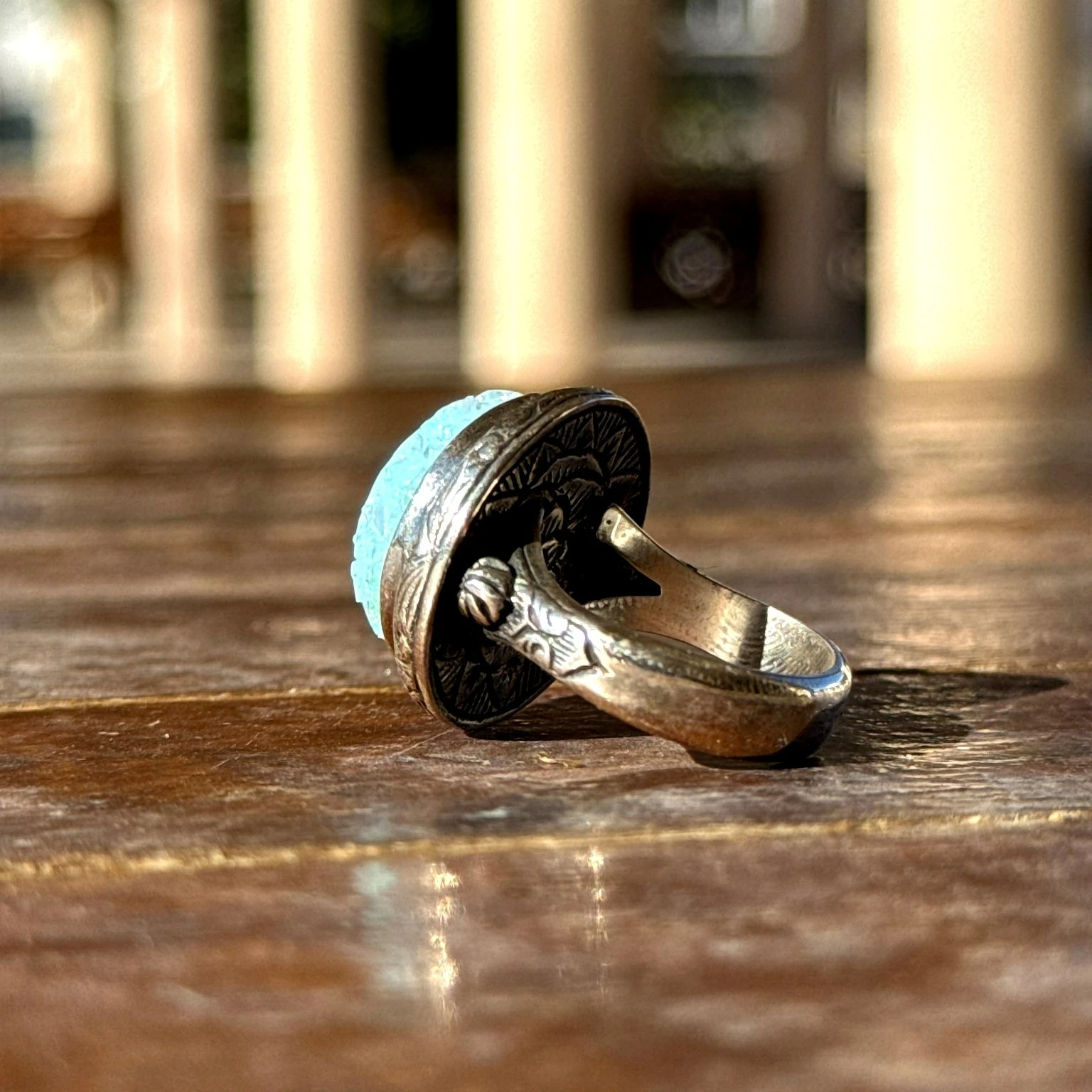 Yuvarlak Oyma İşçilikli Beyaz Opal Taşlı 925 Ayar Gümüş Yüzük