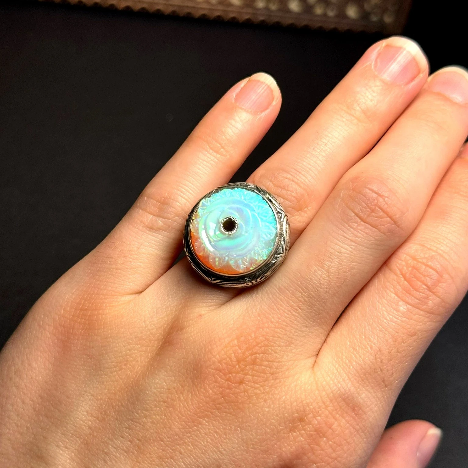 Yuvarlak Oyma İşçilikli Beyaz Opal Taşlı 925 Ayar Gümüş Yüzük